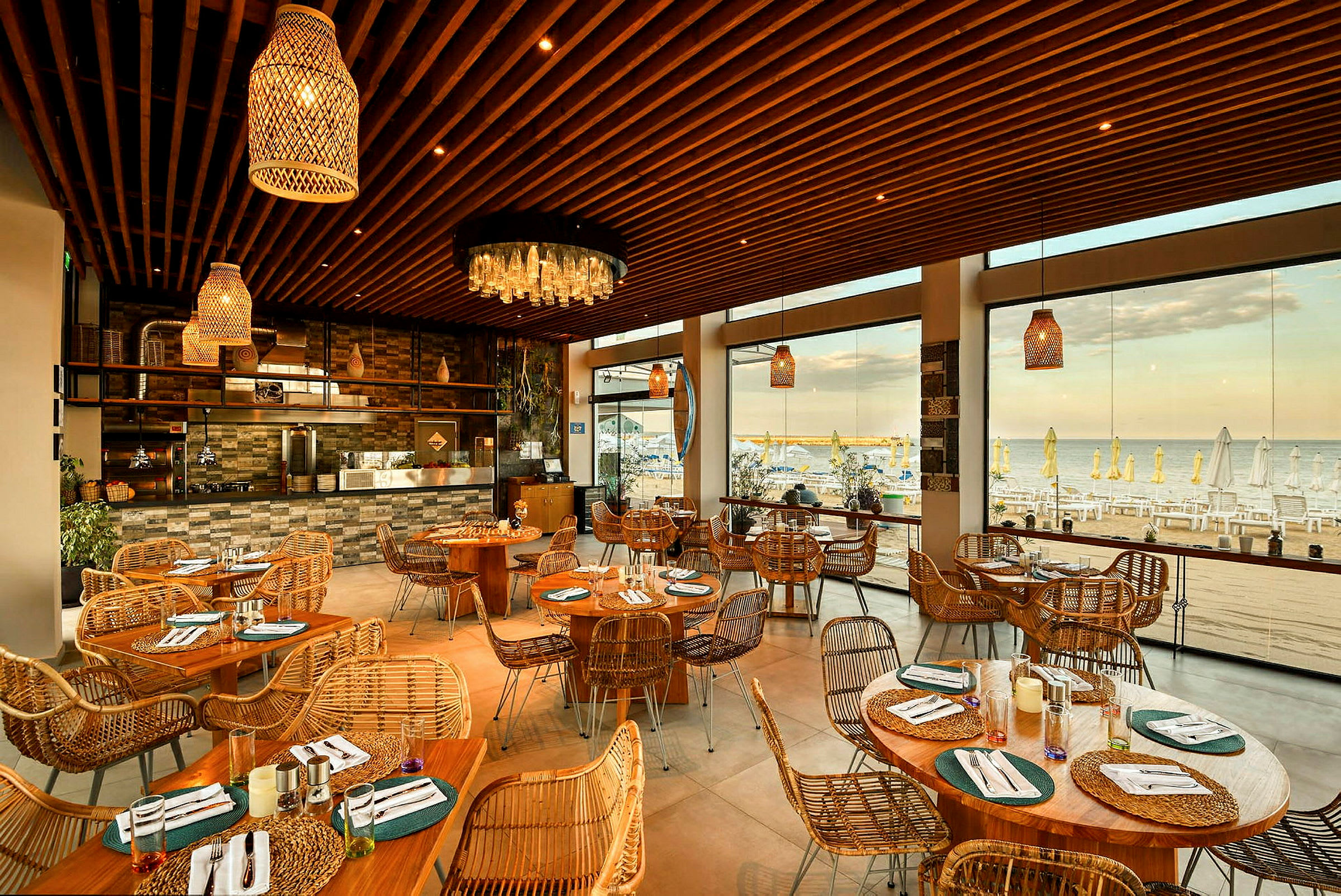 Restaurang med rottingstolar och havsutsikt. (AI-genererad text)