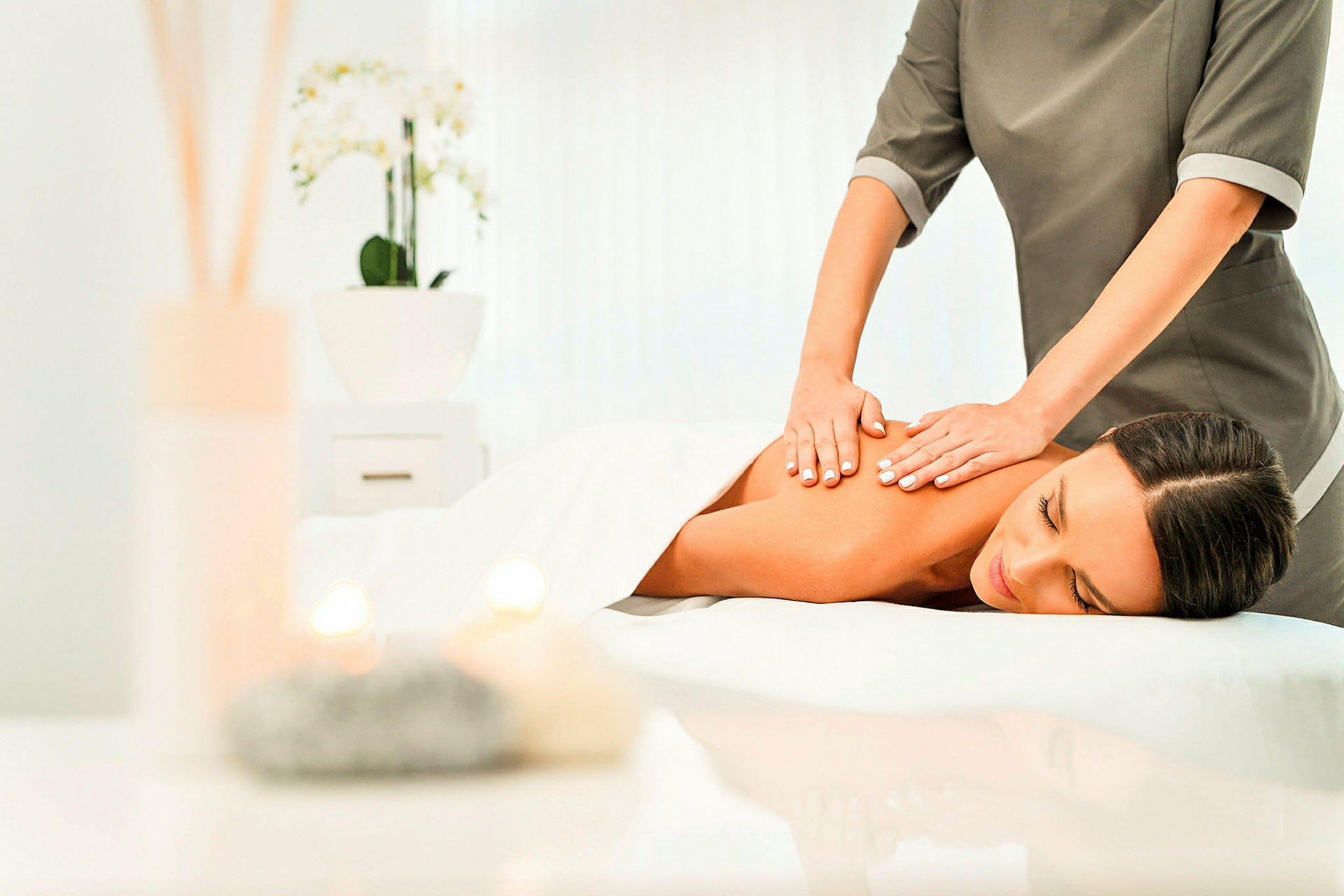 En person får en massage på en spa-anläggning. (AI-genererad text)