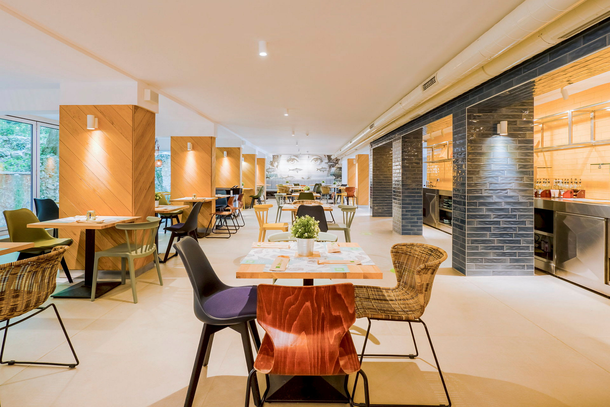 Interiör av en restaurang med bord och stolar. (AI-genererad text)