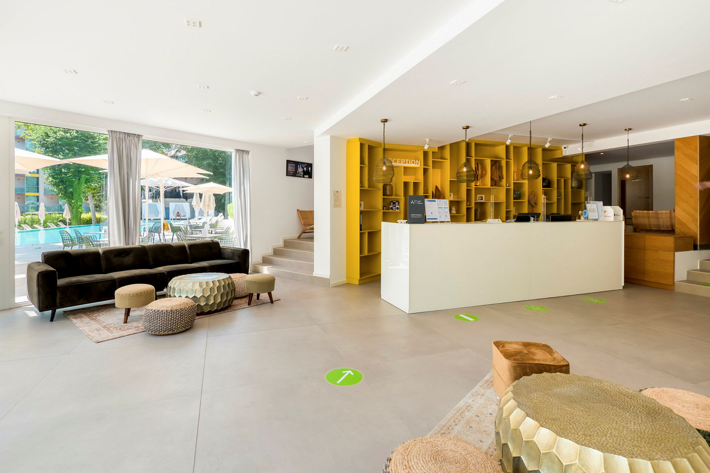 Hotellreception med modern inredning och sittplatser. (AI-genererad text)