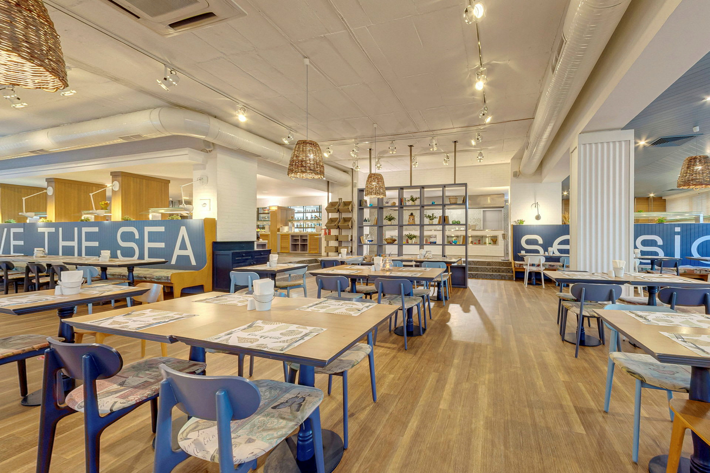 Modern restaurang med dukade bord och stilfull inredning. (AI-genererad text)
