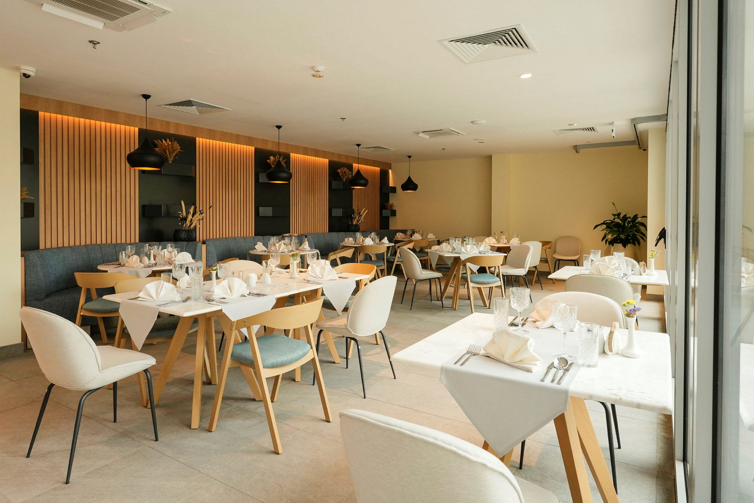 En restaurang med dukade bord och modern inredning. (AI-genererad text)