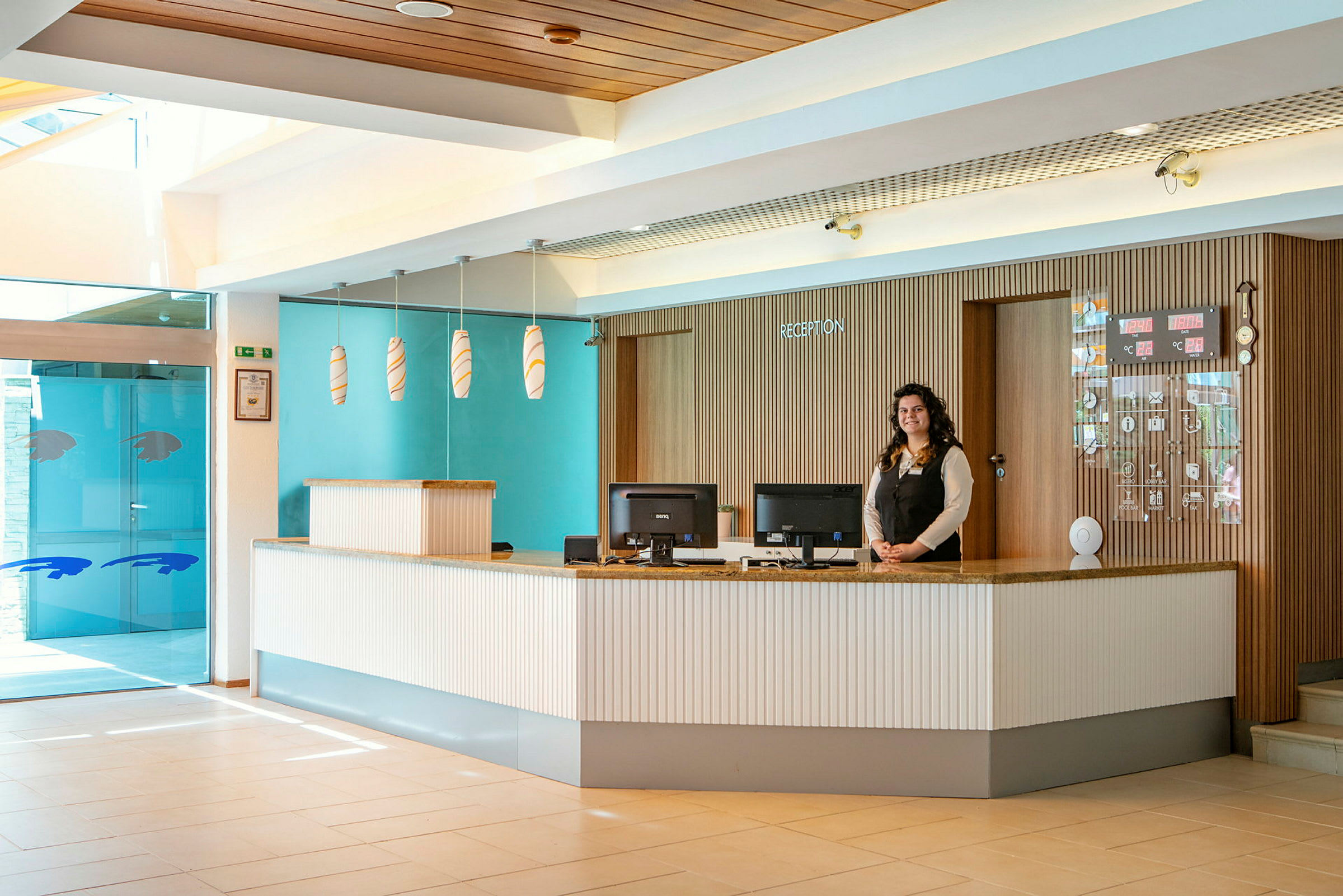 Receptionens disk med datorer och dekorativa element. (AI-genererad text)