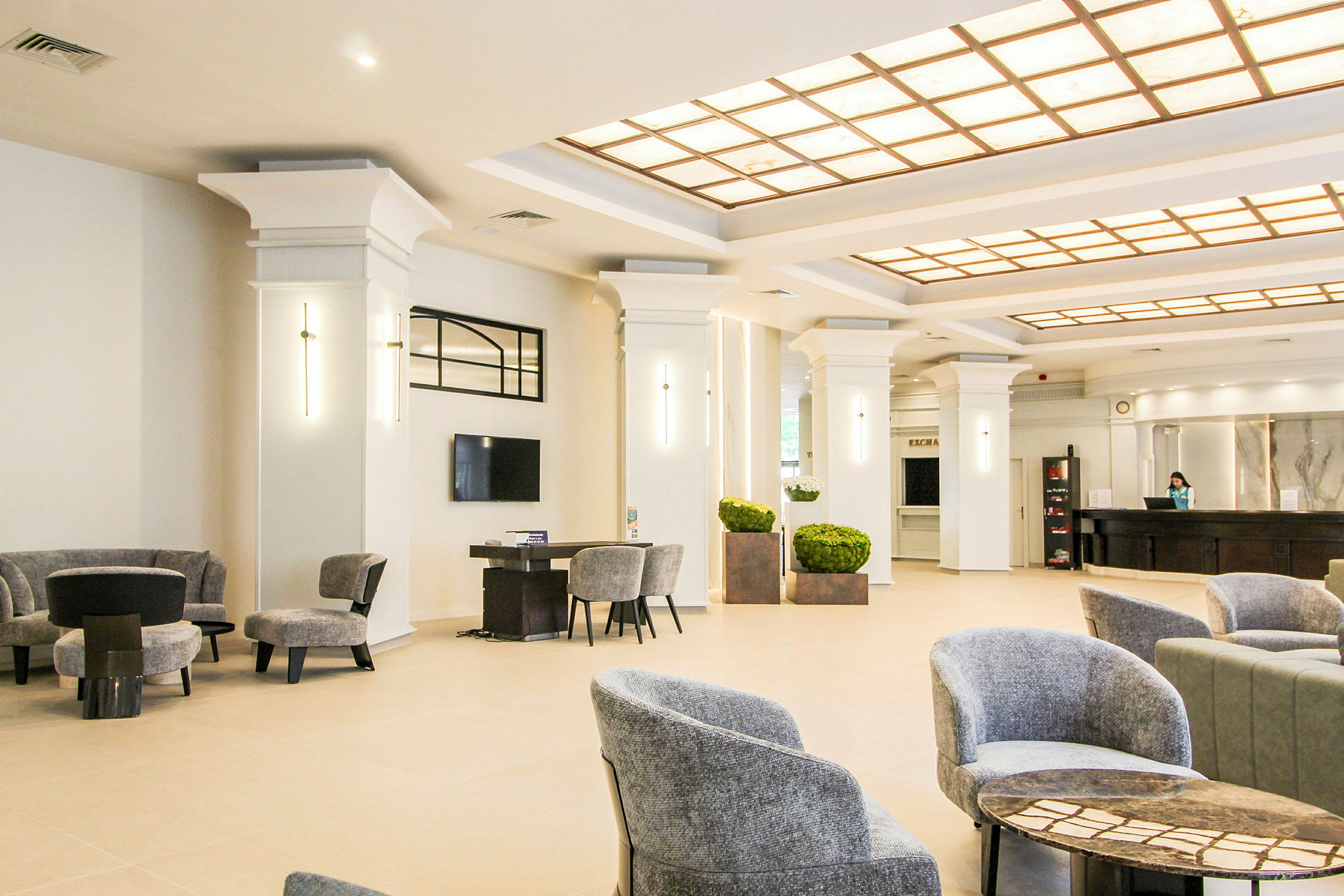 Hotellets lobby med sittplatser och receptionsdisk. (AI-genererad text)