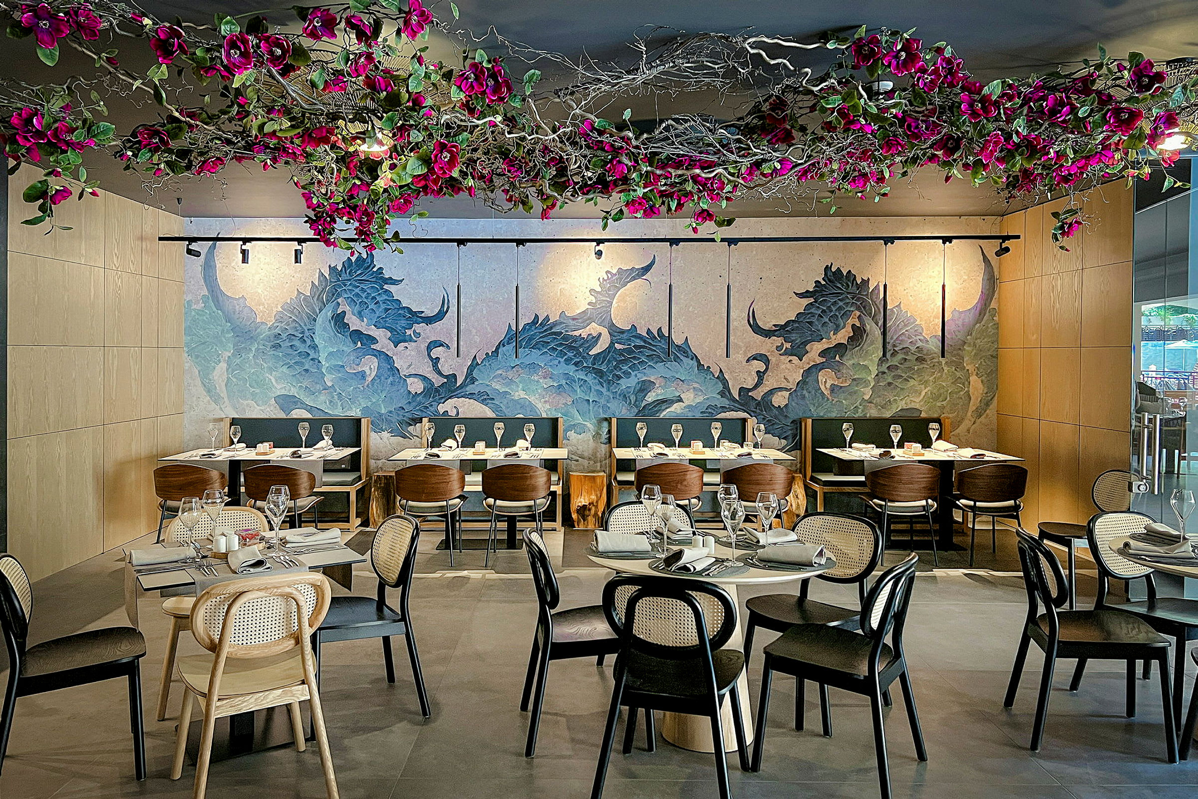 Restaurang med färggranna dekorationer i taket och artistisk väggmålning. (AI-genererad text)