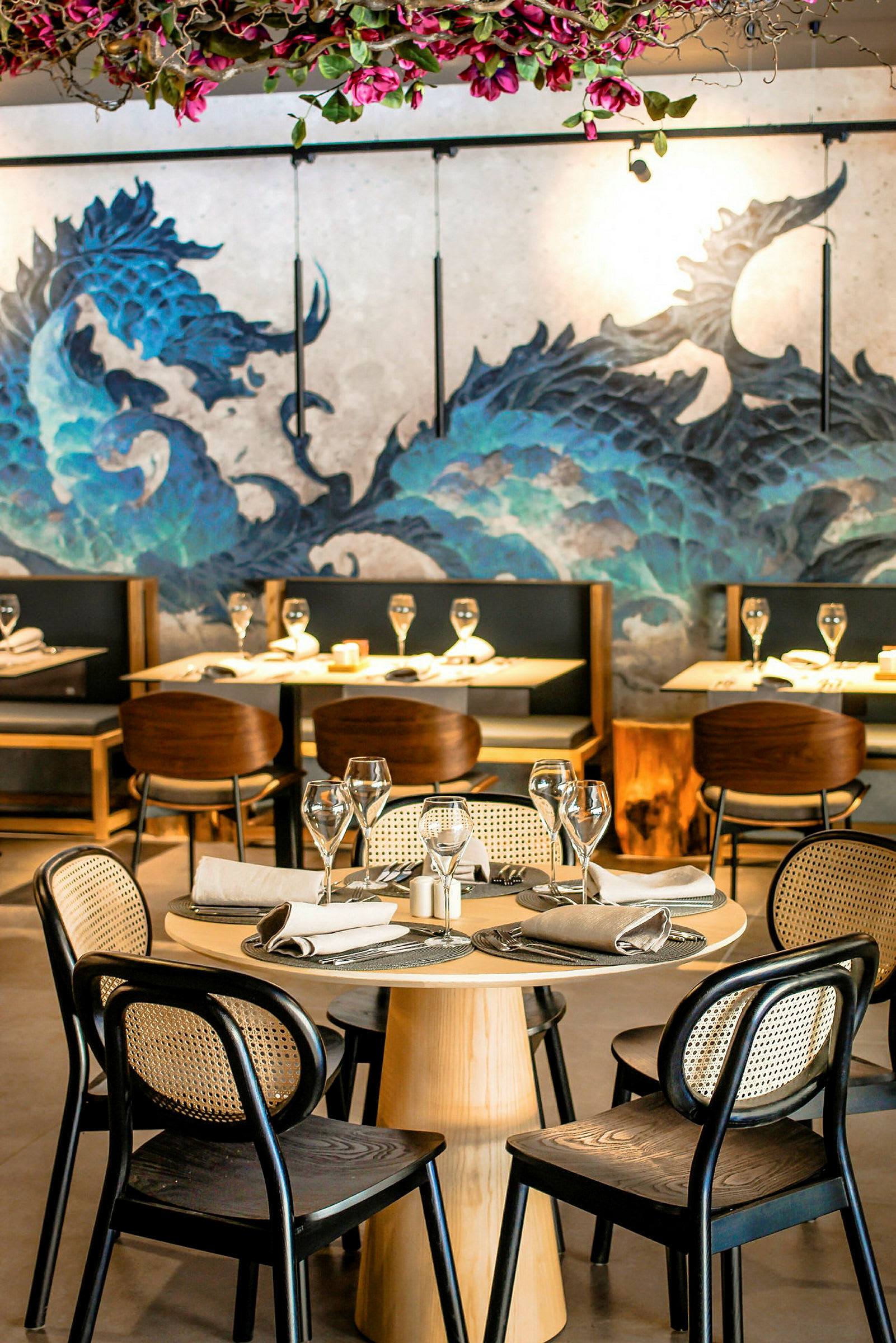 En elegant restaurang med dukade bord och dekorativ väggmålning. (AI-genererad text)