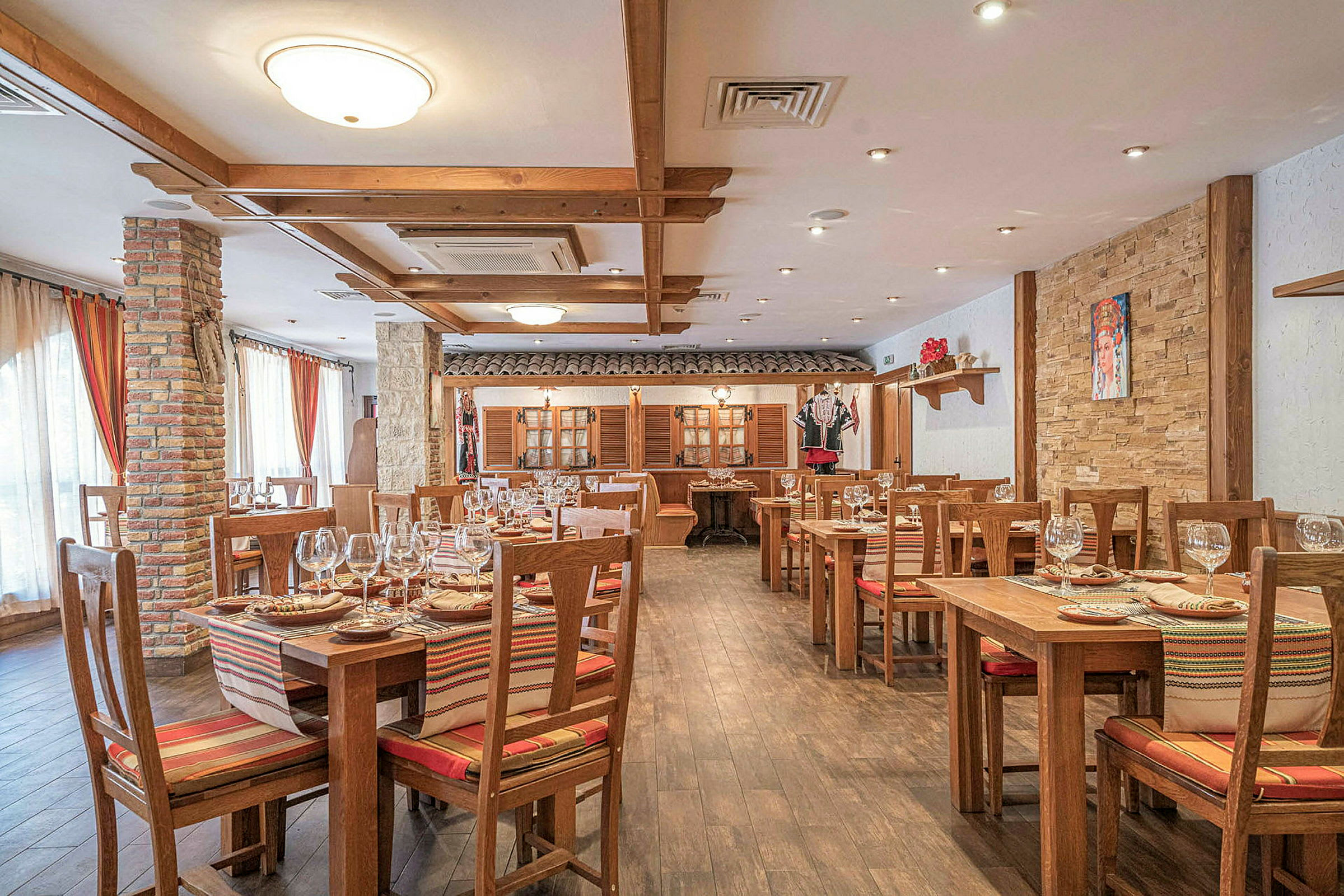 En restaurang med träbord och stolar, traditionell inredning och dukade bord. (AI-genererad text)