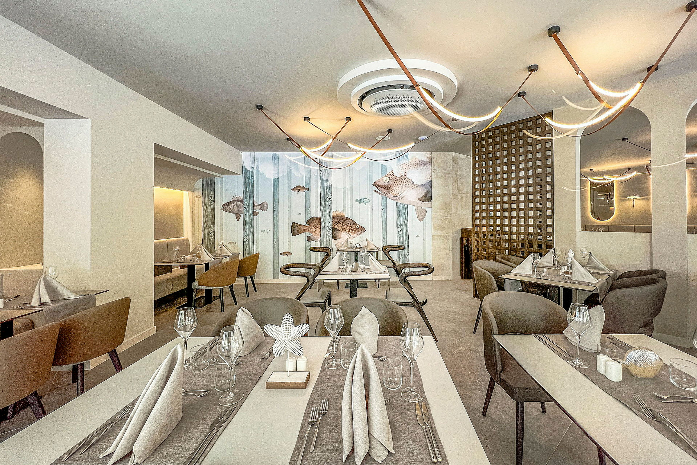 En restaurang med bord dukade med glas och servetter, och ett färgstarkt väggmålning av fiskar. (AI-genererad text)