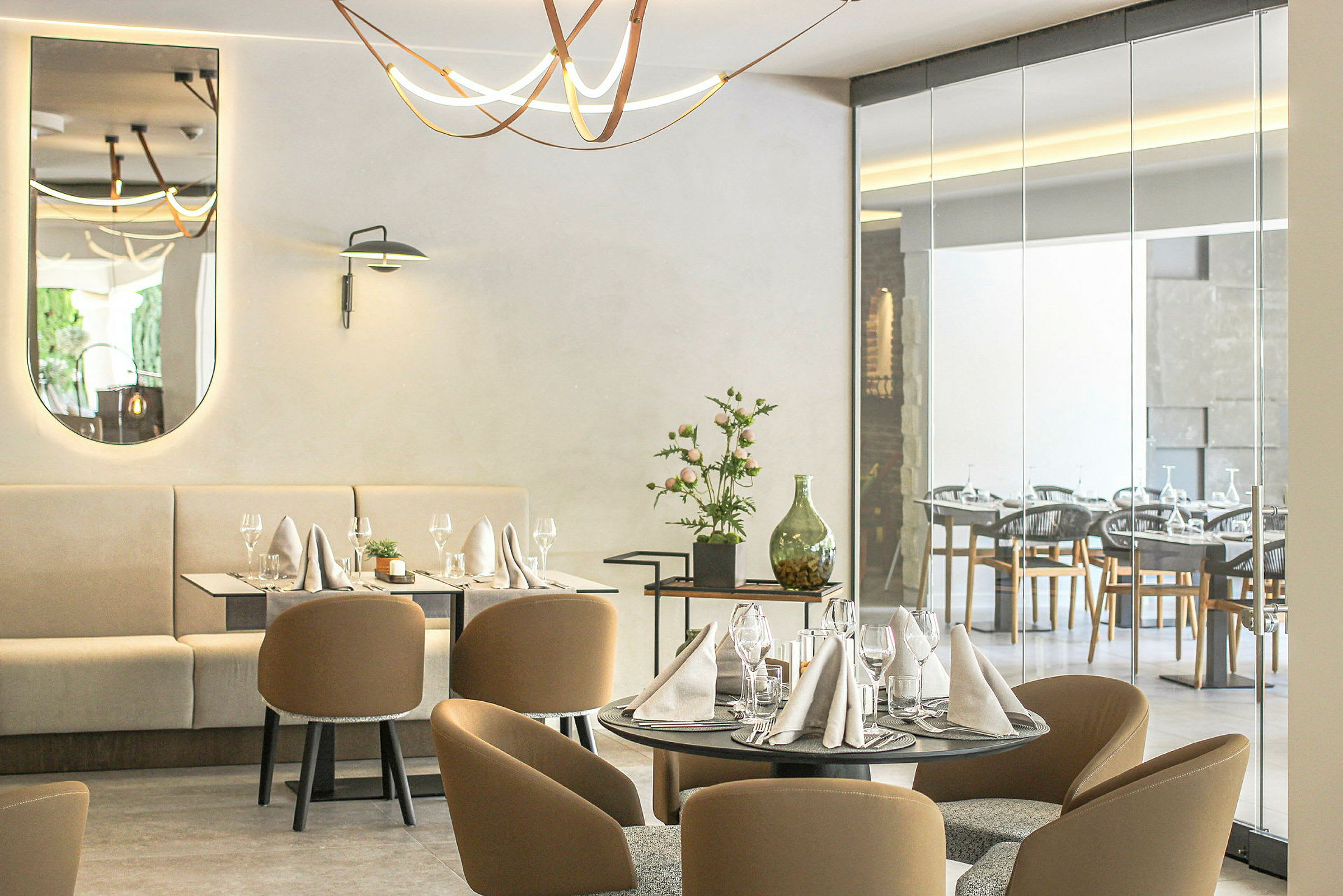 En elegant restaurang med dukade bord och modern inredning. (AI-genererad text)