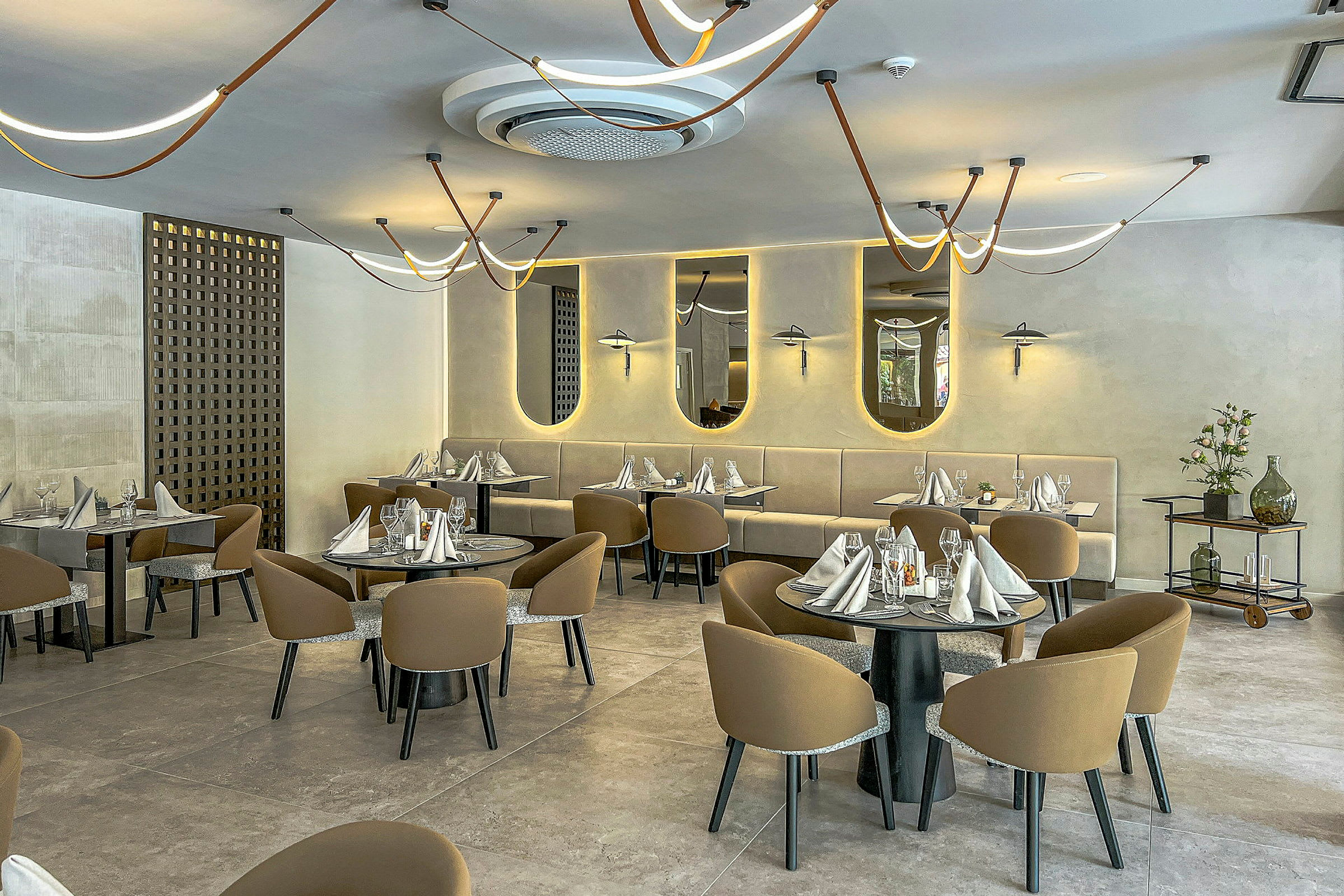 En elegant restaurang med dukade bord och moderna lampor. (AI-genererad text)
