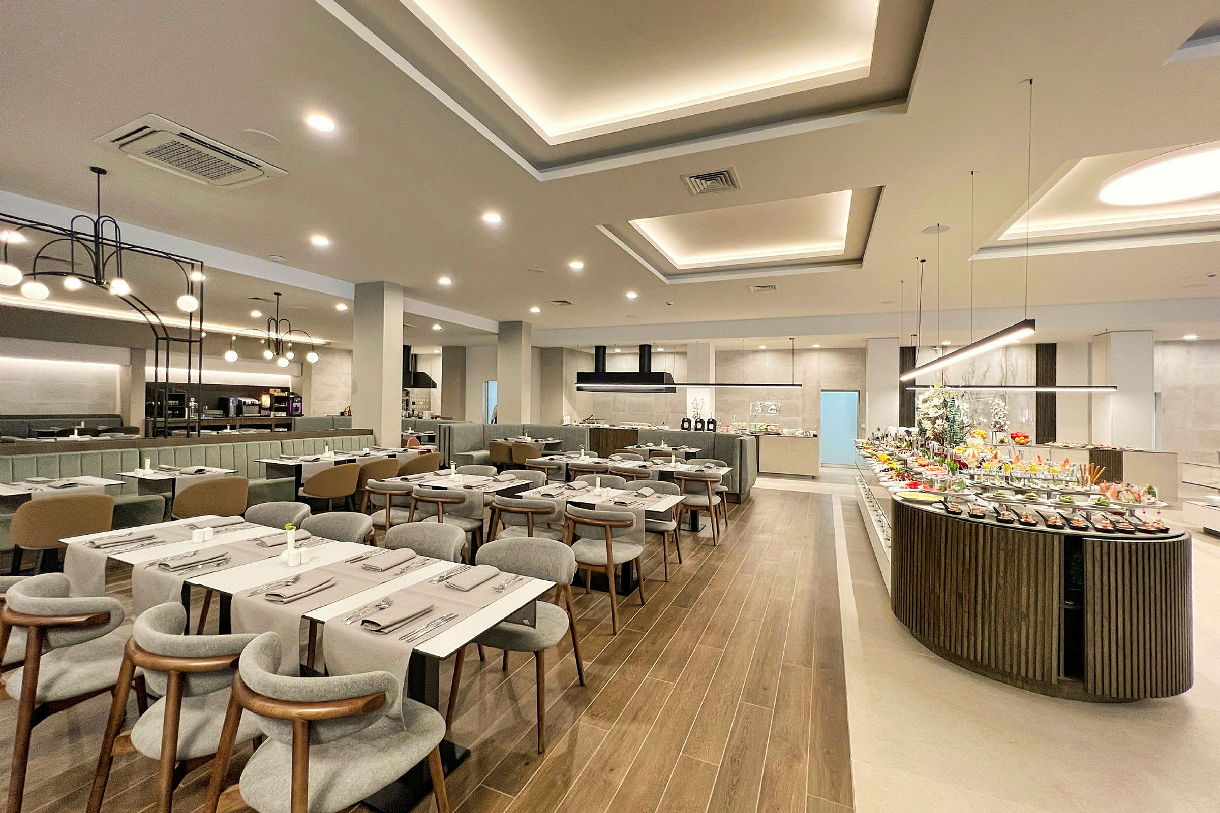 Stilren restaurang med sittplatser och bufféområde. (AI-genererad text)