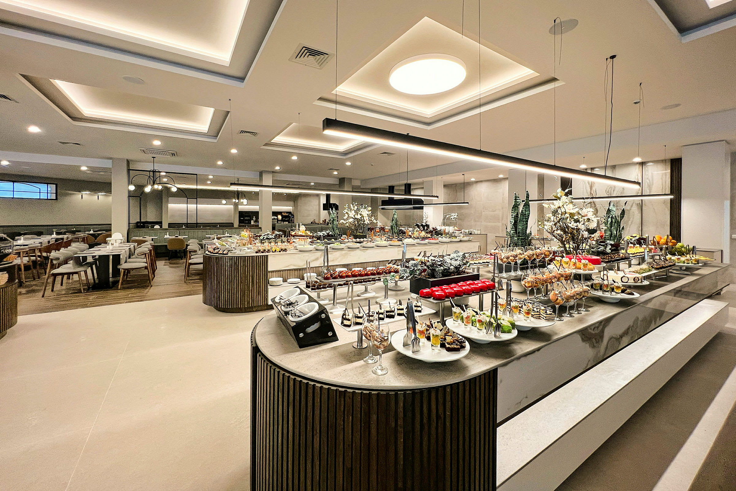 Bufféområde i en modern restaurang med olika maträtter och efterrätter. (AI-genererad text)