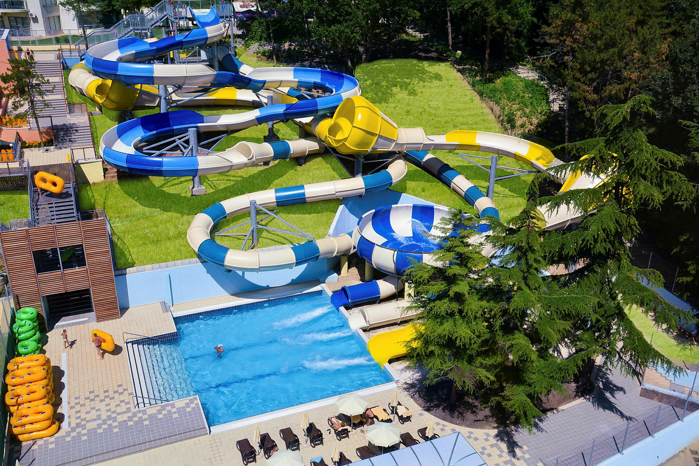 Bild av en vattenpark med flera vattenrutschbanor och en pool. (AI-genererad text)