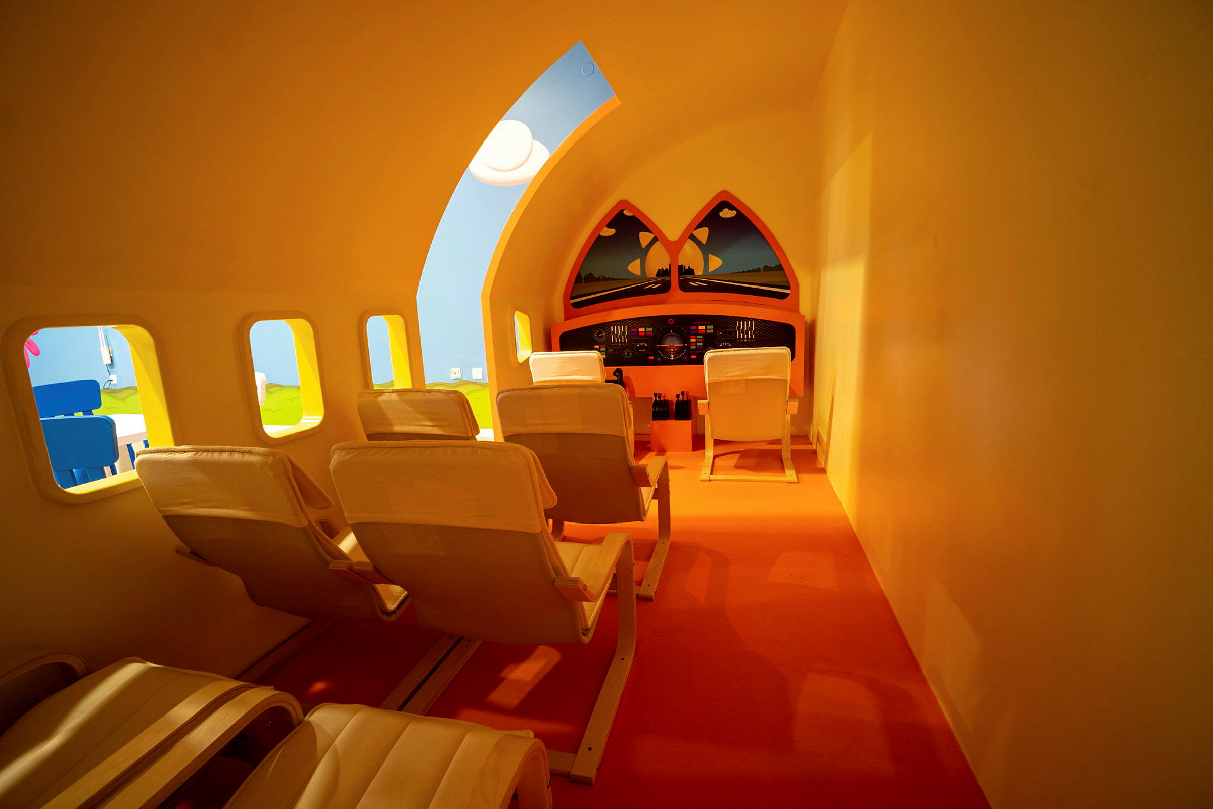 Interiör av en leksaksflygplansmodell med sittplatser och cockpit. (AI-genererad text)