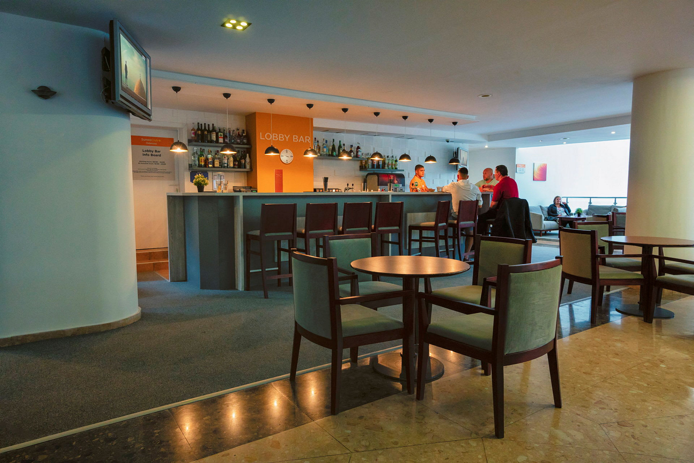 Hotellobby med bar och sittplatser. (AI-genererad text)