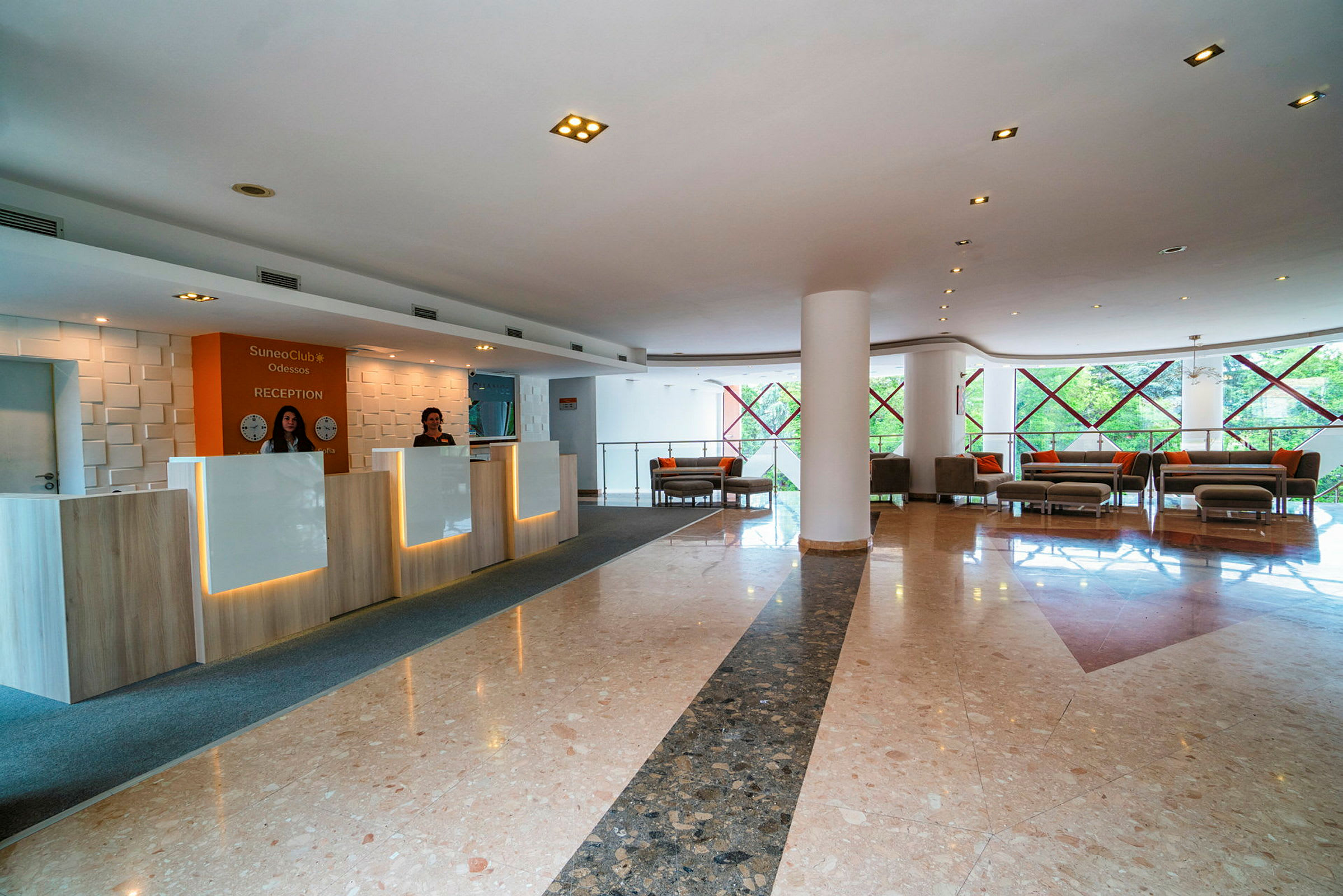 Hotelllobby med reception och sittgrupper. (AI-genererad text)