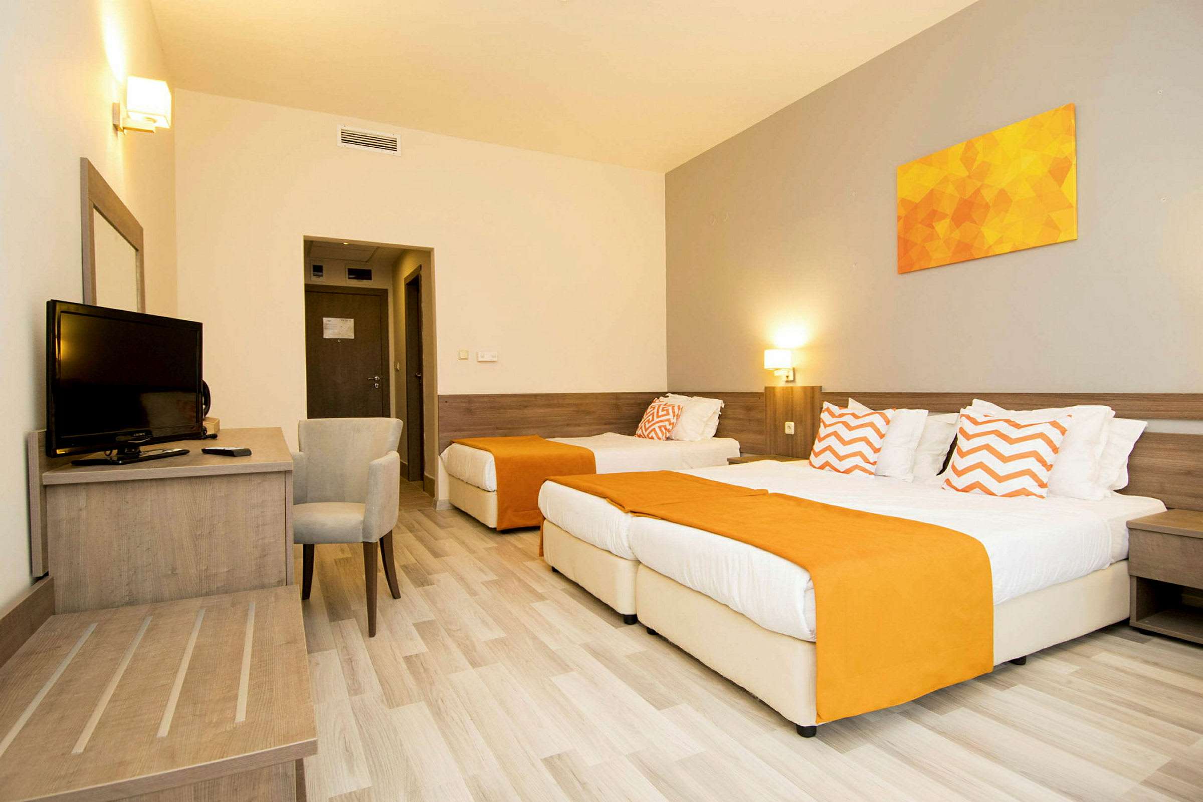 Hotellrum med två enkelsängar, träinredning och väggdekoration. (AI-genererad text)