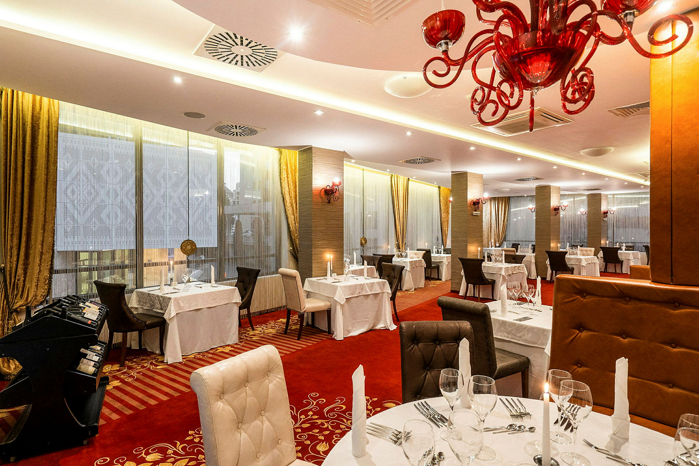 Interiör av en finrestaurang med dukade bord och elegant inredning. (AI-genererad text)