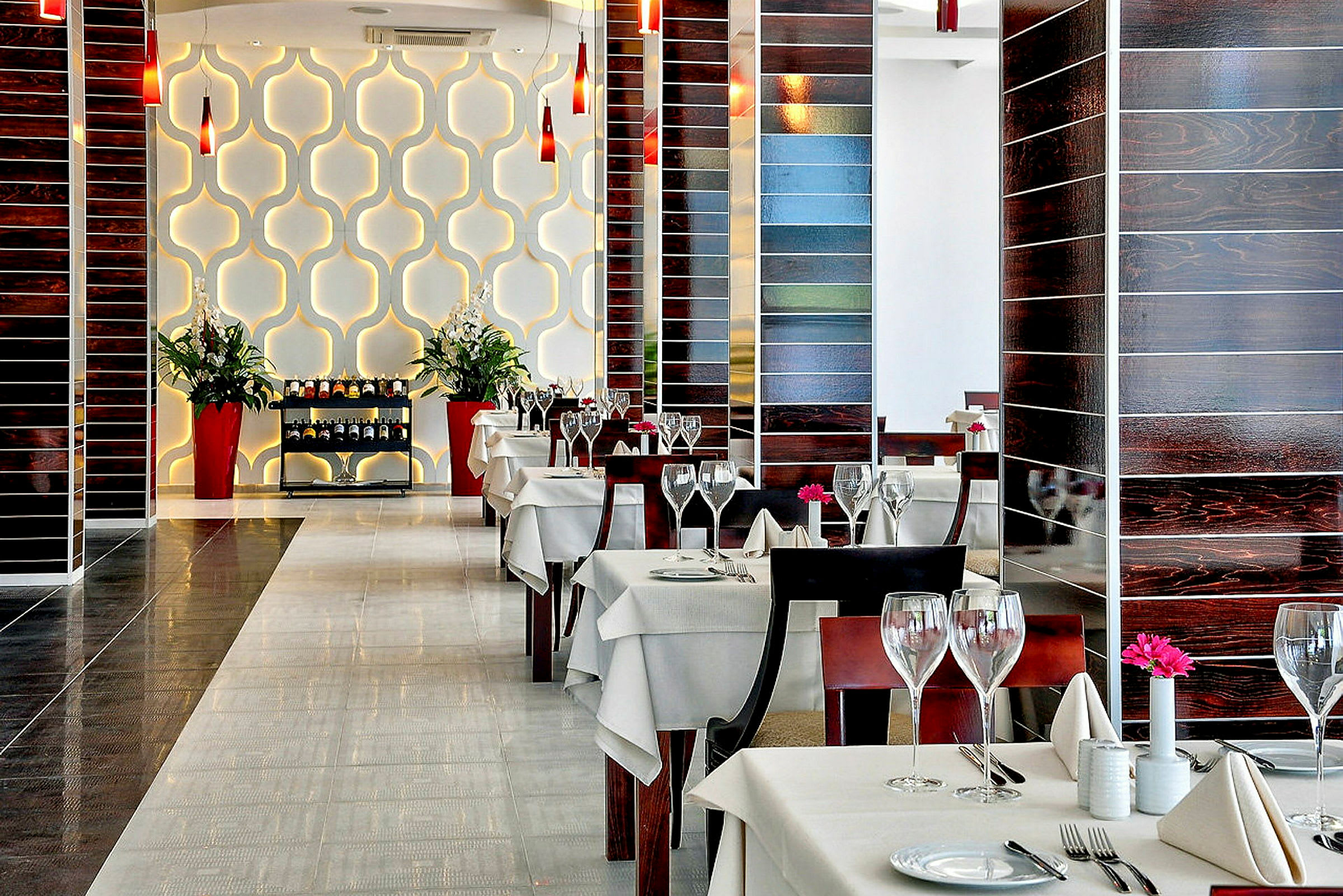 Restaurang med dukade bord och elegant inredning. (AI-genererad text)