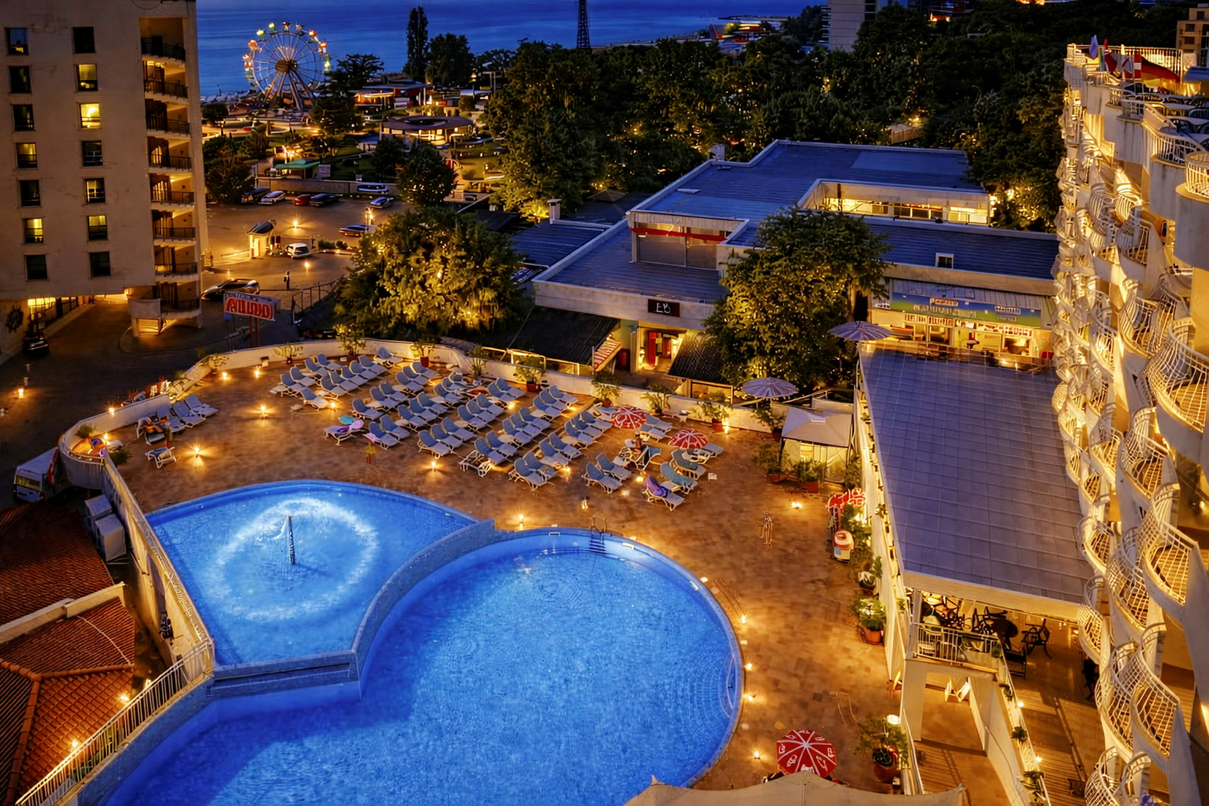 Hotellområde med pool och solstolar, omgivande byggnader och en belyst pariserhjul i bakgrunden. (AI-genererad text)