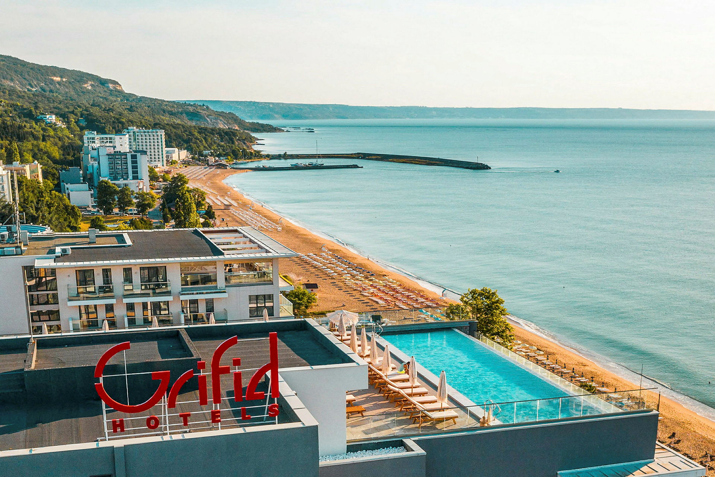 Vy över en strand med hotell och hav. (AI-genererad text)