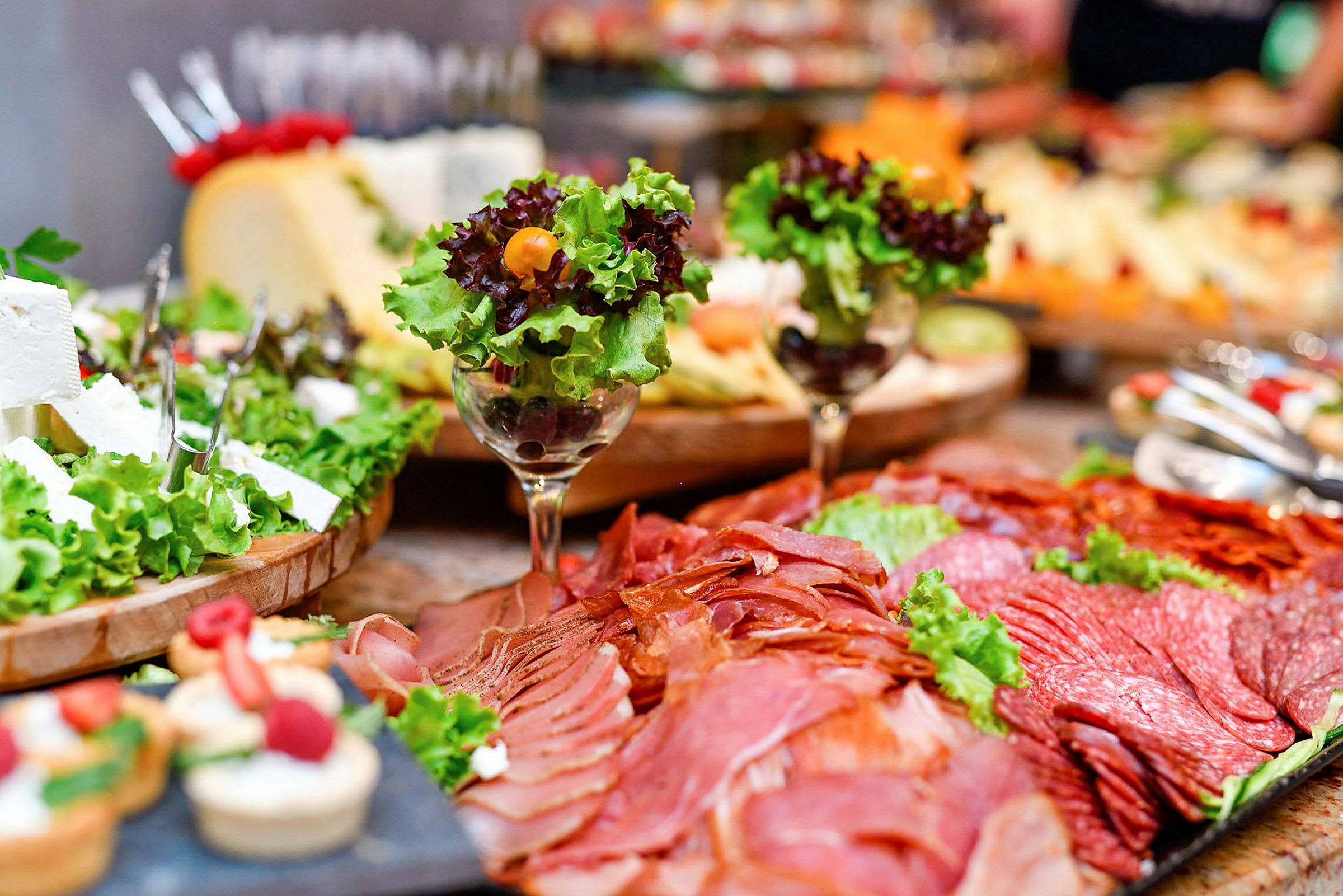 Buffébordsarrangemang med olika charkuterier, ostar och dekorationer. (AI-genererad text)