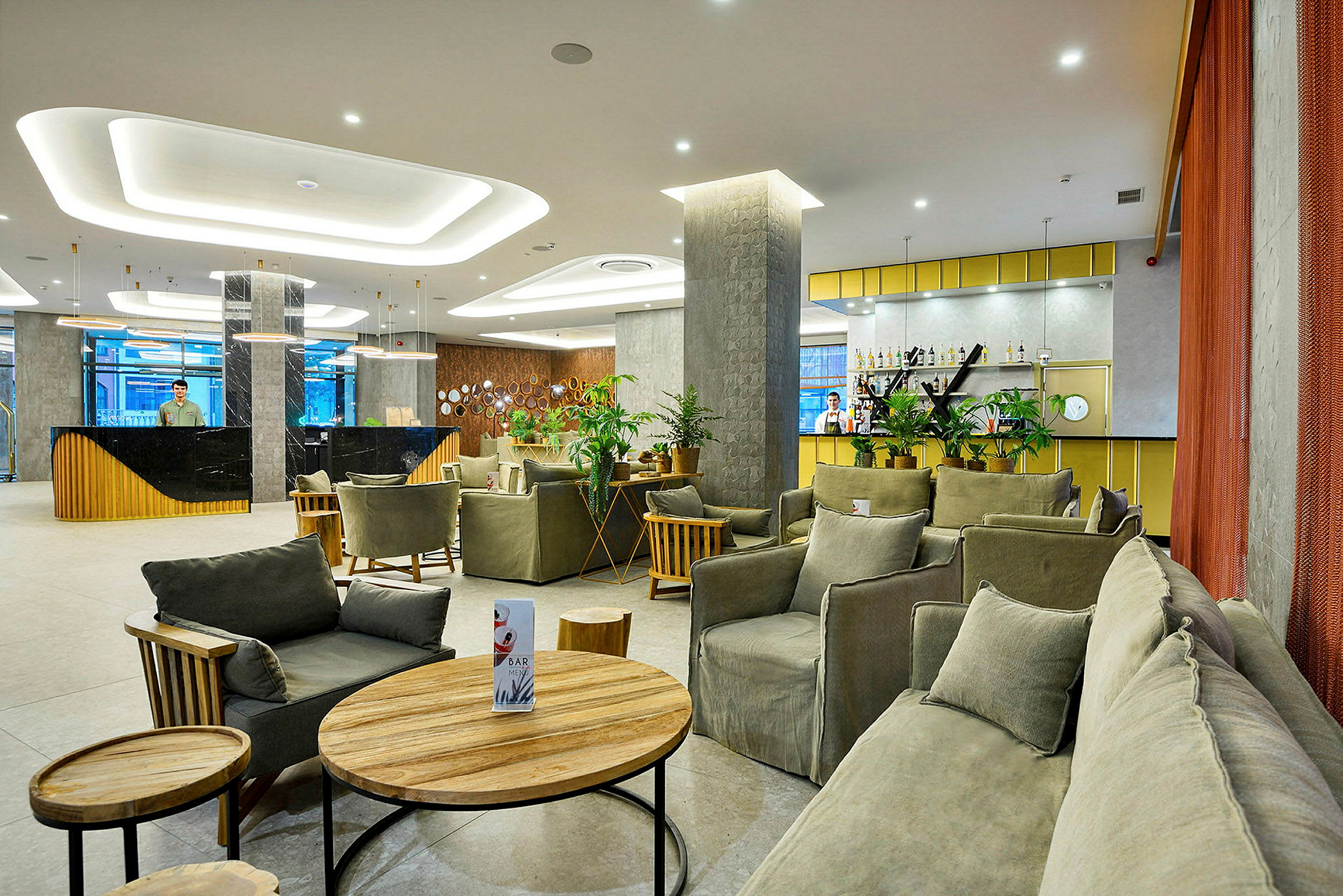Ett hotellområde med lounge och reception och bar, klart och välkomnande. (AI-genererad text)