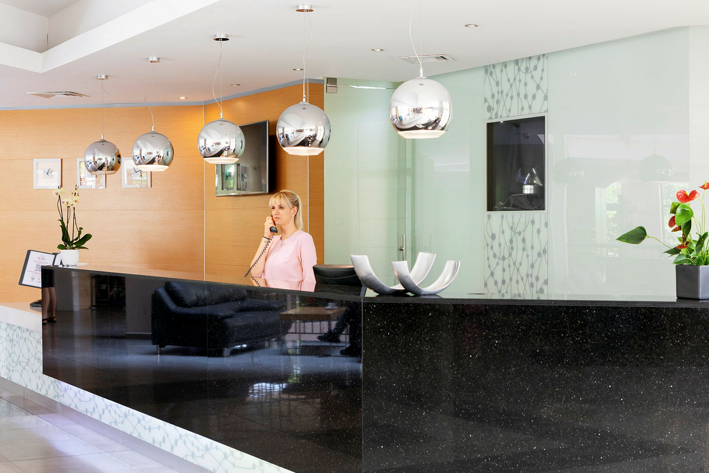 Reception med modern inredning och dekorativa element. (AI-genererad text)