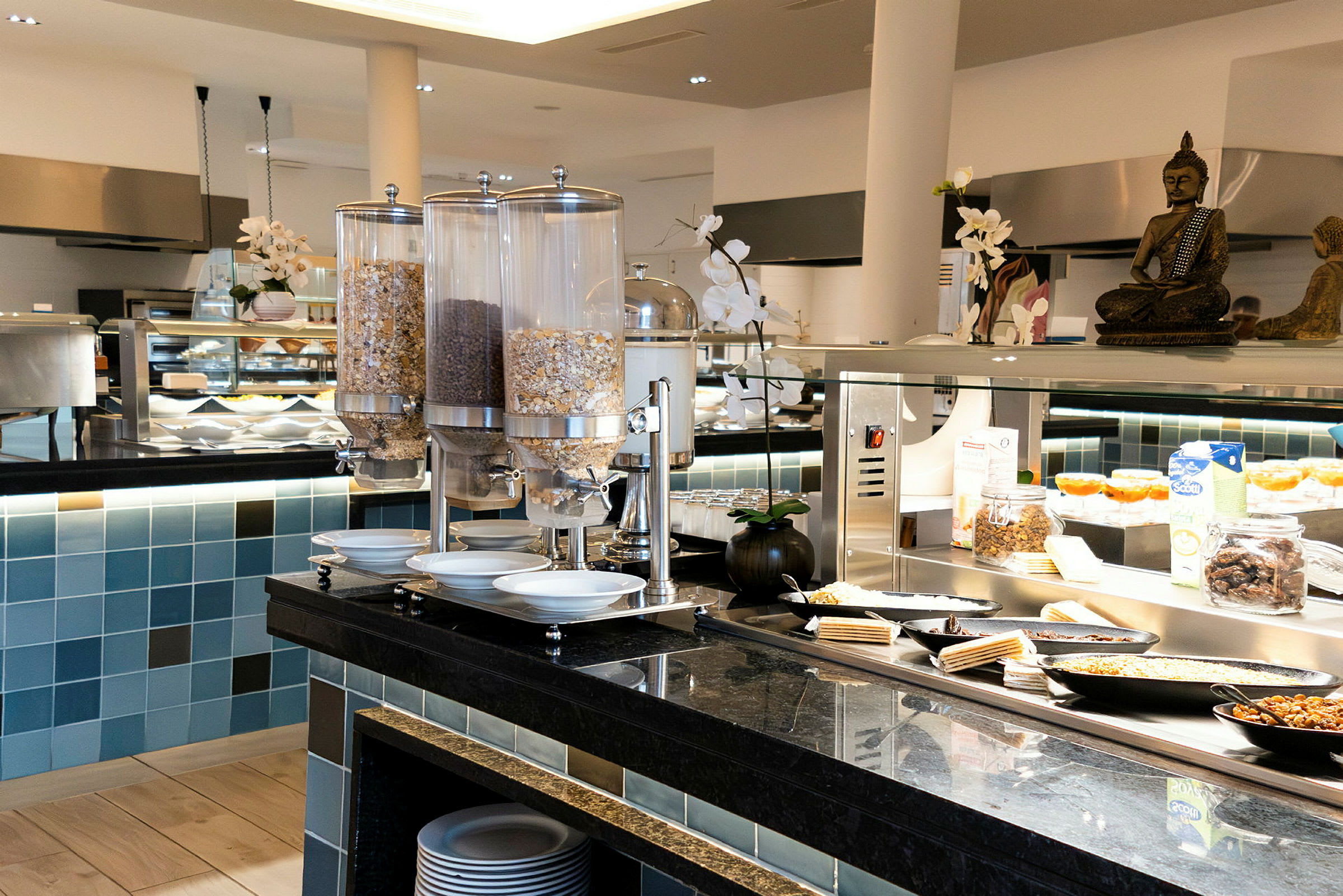 Buffé med olika matalternativ och dryckesbehållare i modern miljö. (AI-genererad text)