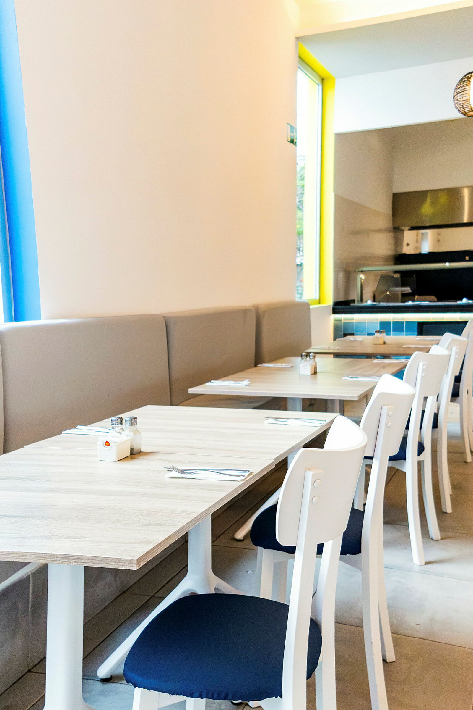 Bord och stolar i en modern restaurangmiljö. (AI-genererad text)