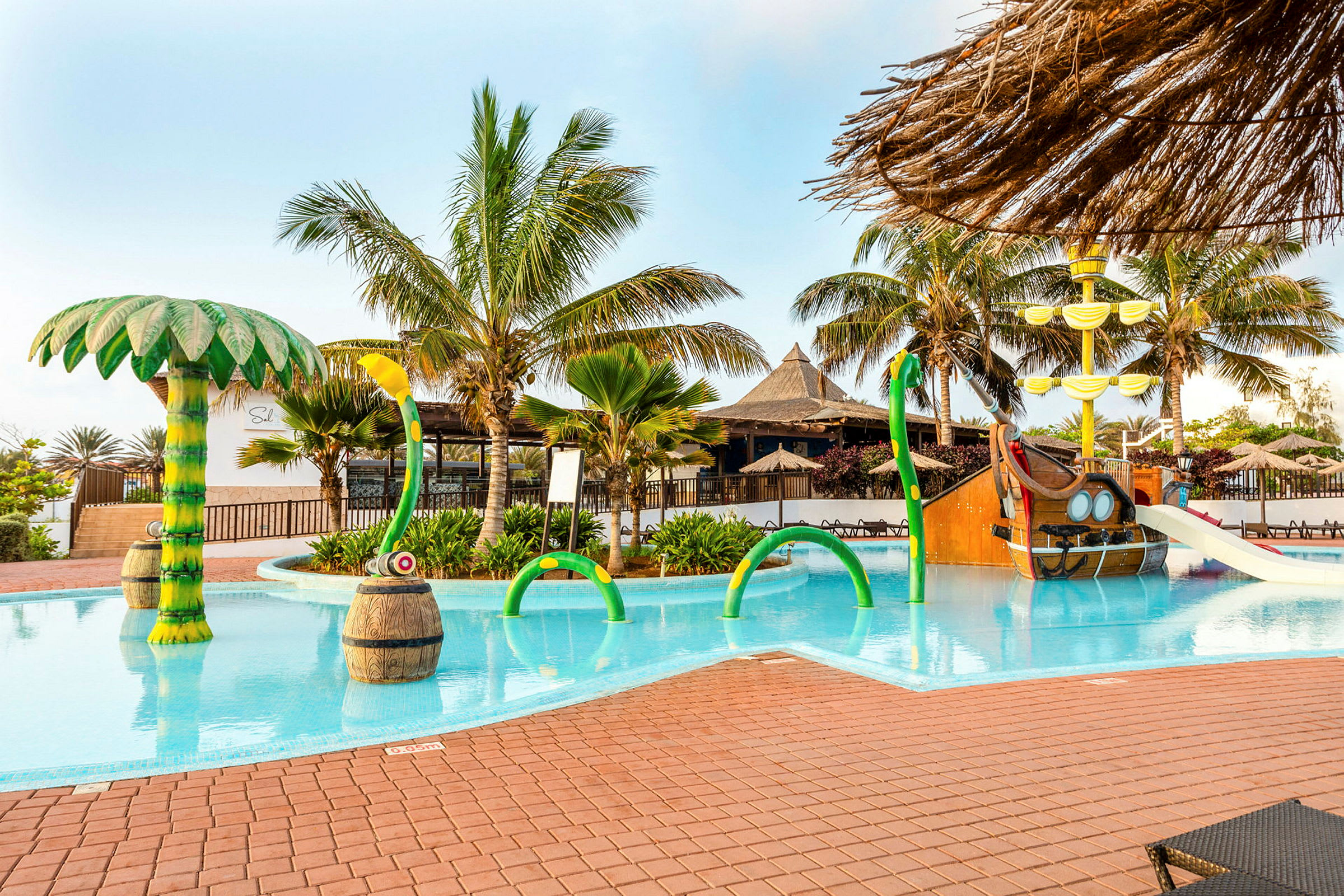 Barnpoolen med piratskepp på grannhotellet Meliá Dunas Beach Resort & Spa, som även barn på Sol Dunas Family Fun får nyttja