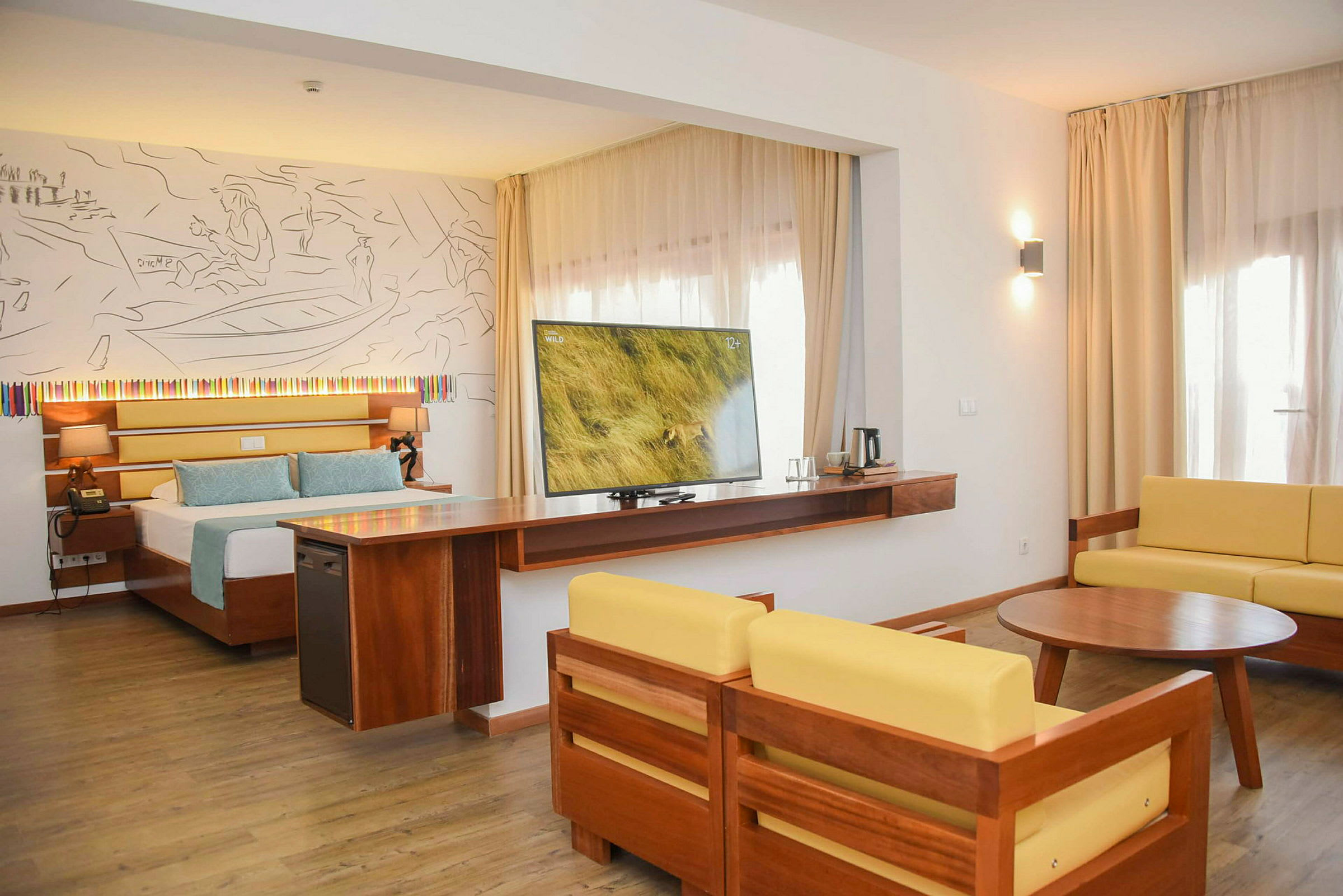 Ett hotellrum med sovplats, sittdel och en TV. (AI-genererad text)