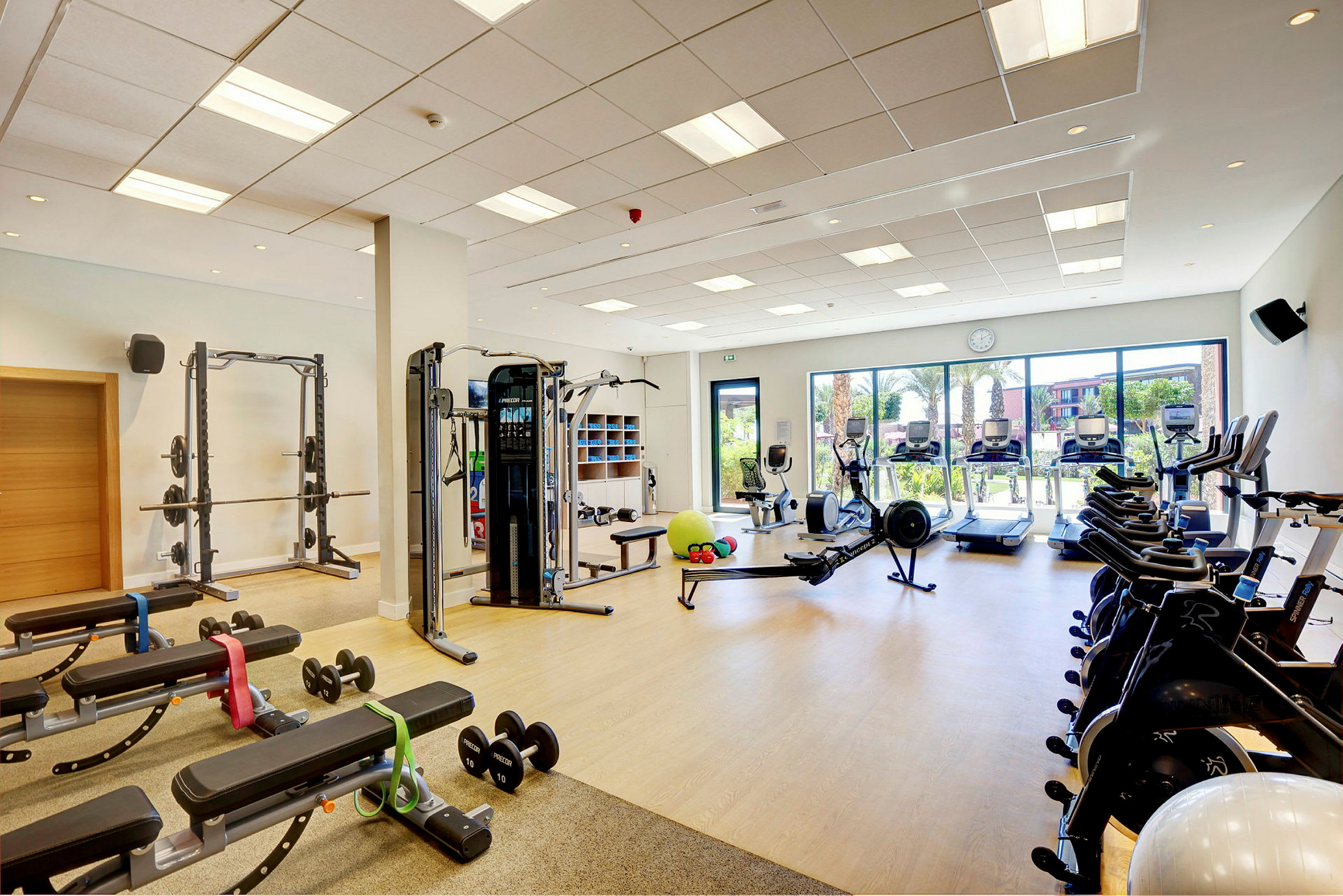 Gym med träningsutrustning. (AI-genererad text)