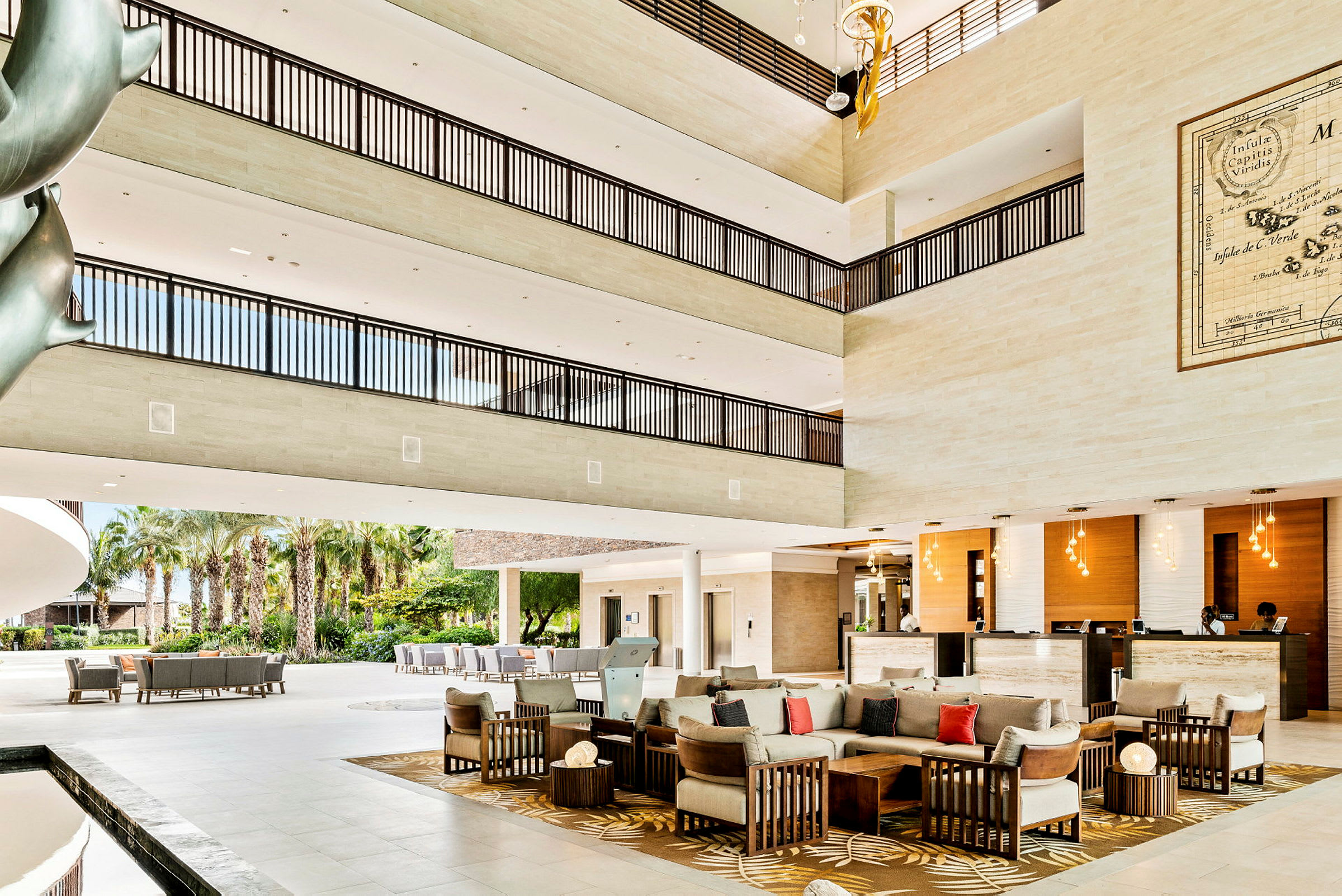 Interiör av ett hotell med sittgrupper och reception. (AI-genererad text)