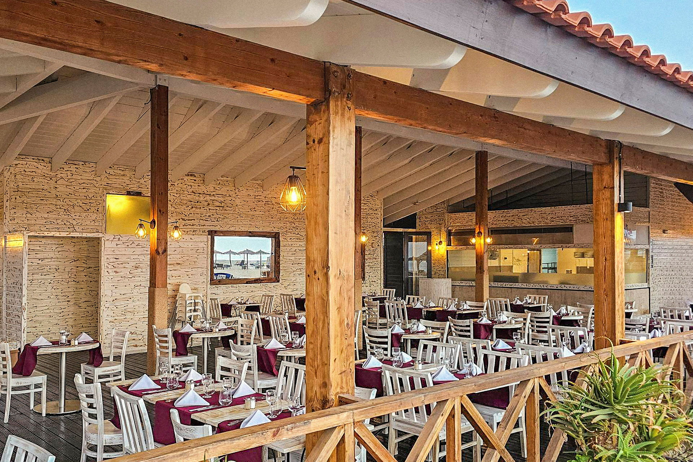 En restaurang med dukade bord och träpelare. (AI-genererad text)
