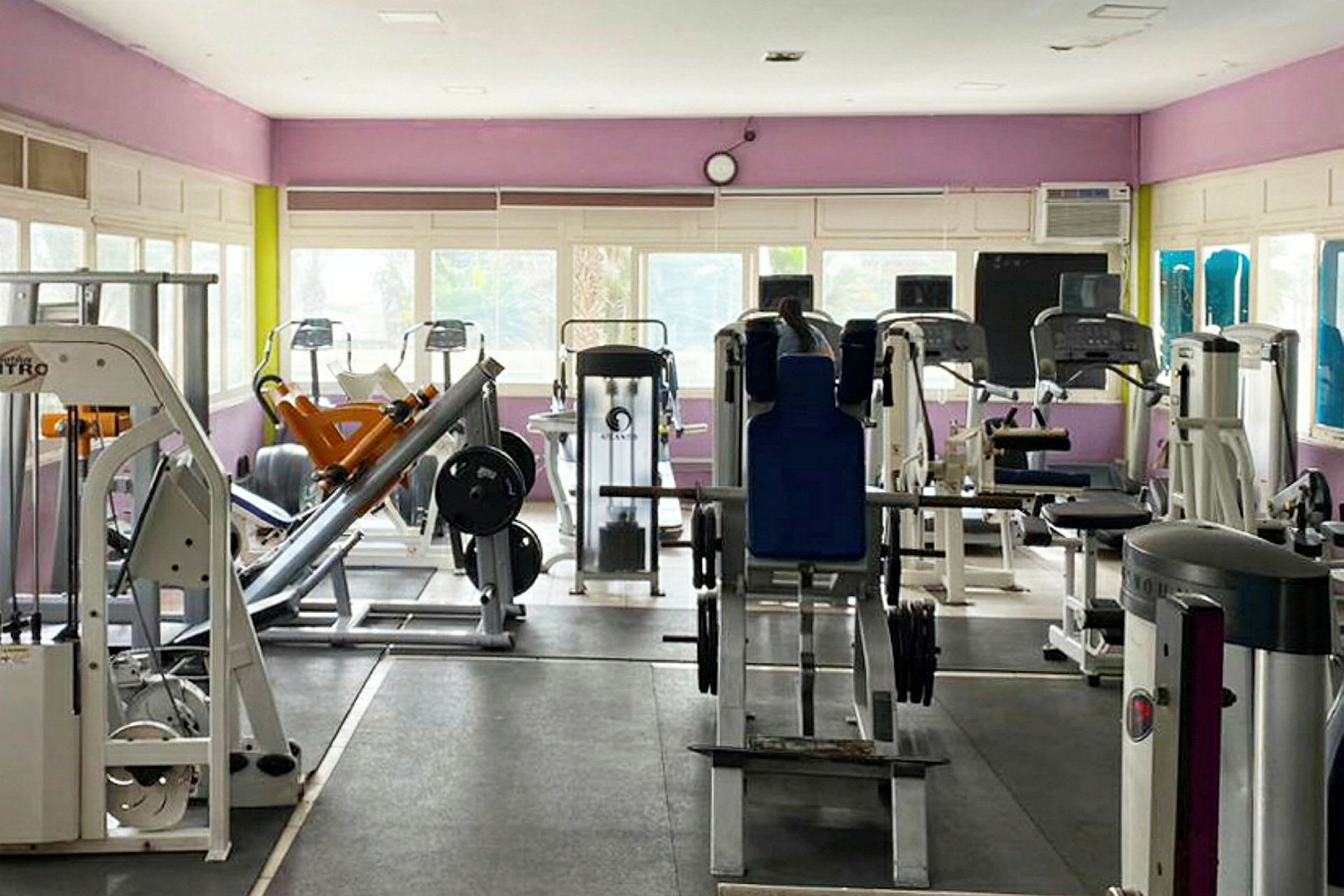 Ett gym med träningsmaskiner och utrustning. (AI-genererad text)