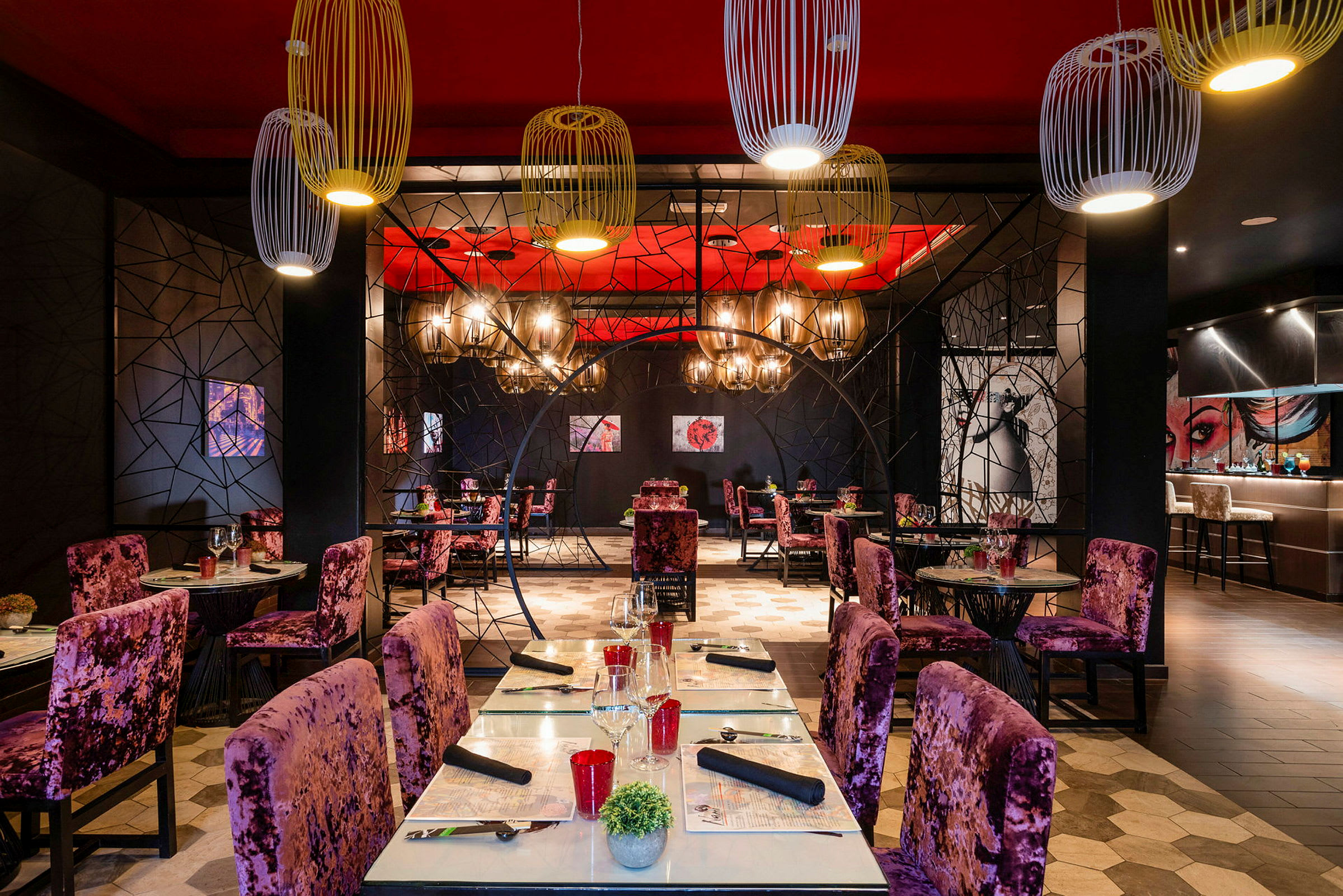 En restaurang med dekorativa stolar och bord, en färgglad interiör och hängande lampor. (AI-genererad text)