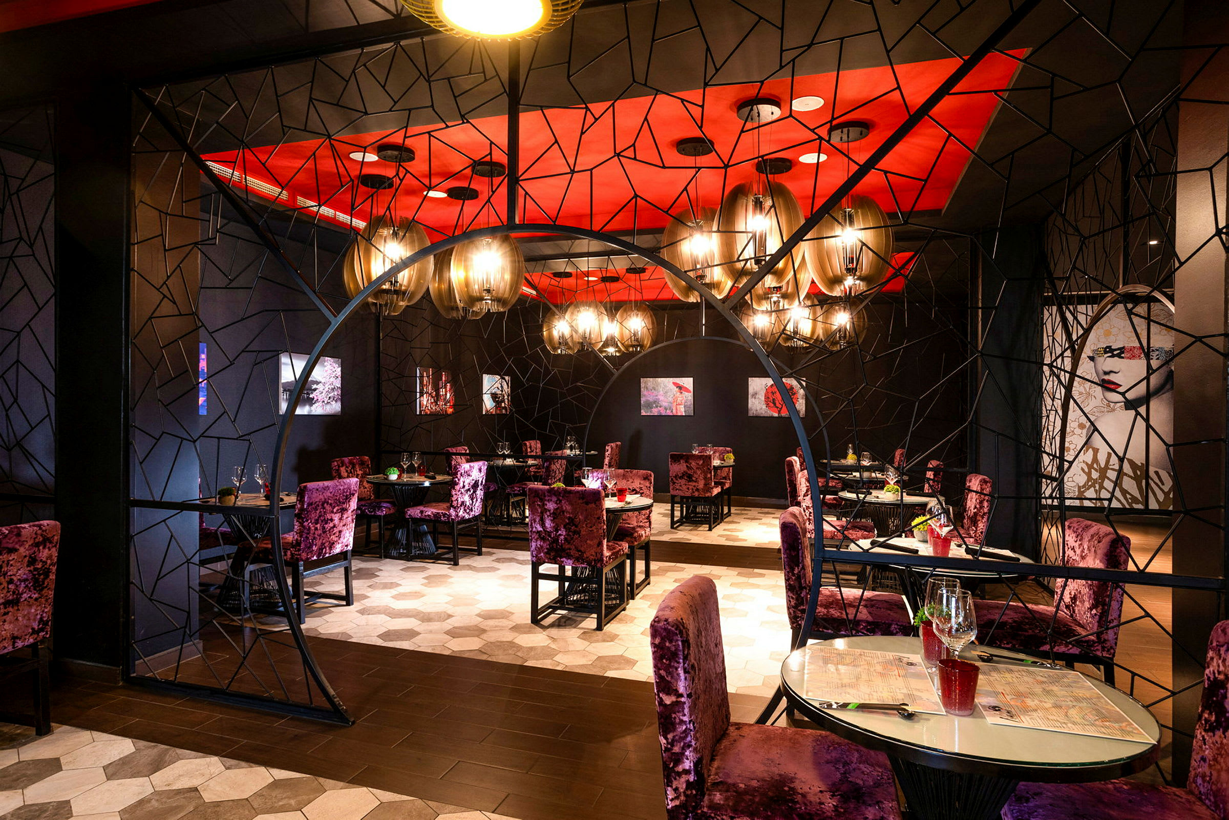 En elegant restauranginteriör med dekorativa element, röda tak och lila stolar. (AI-genererad text)