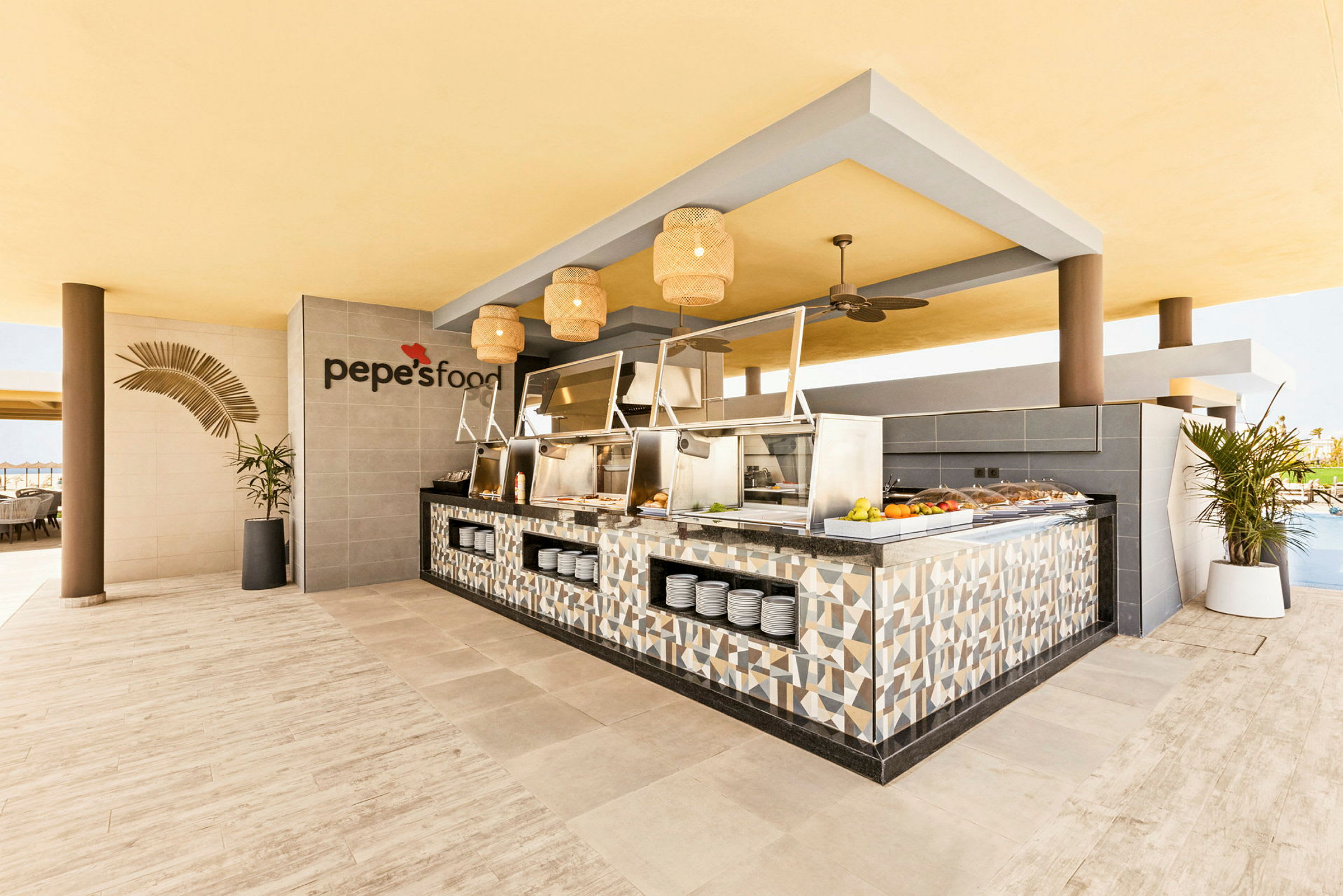 En restaurang med moderna ytor och en buffé med olika maträtter. (AI-genererad text)