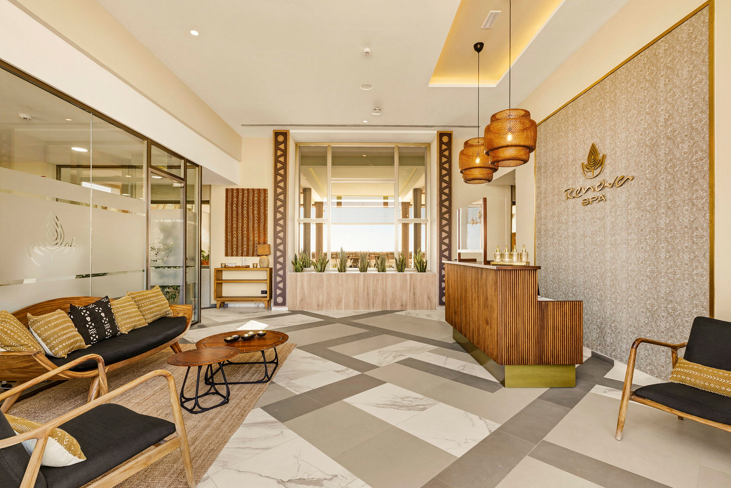 Ett elegant spa-livsrum med träinredning, designstolar, mysiga kuddar och moderna detaljer. (AI-genererad text)
