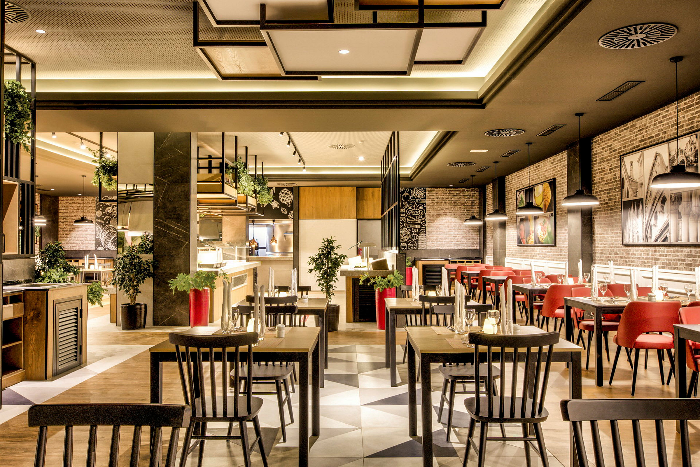 En elegant inredd restaurang med trämöbler, röda och svarta stolar samt väggdekorationer. (AI-genererad text)