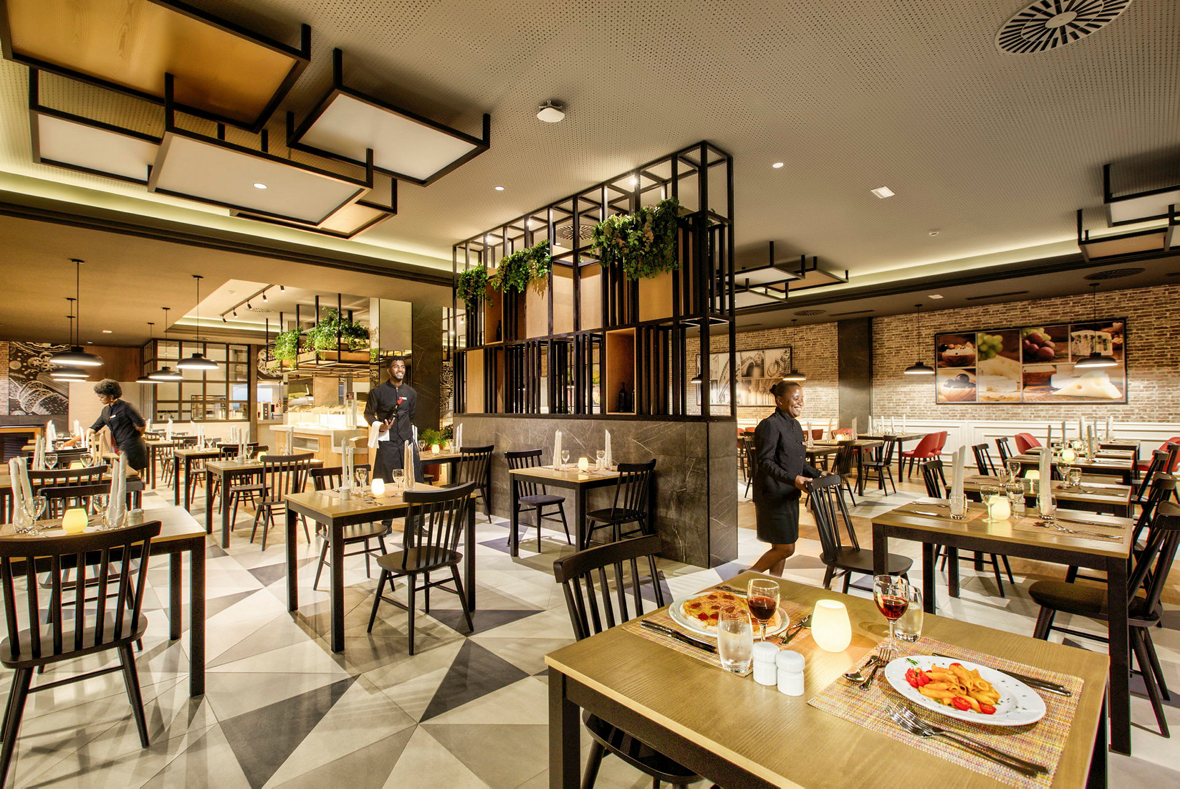 Interiör av en modern restaurang med snygg inredning, dukade bord och upplyst atmosfär. (AI-genererad text)