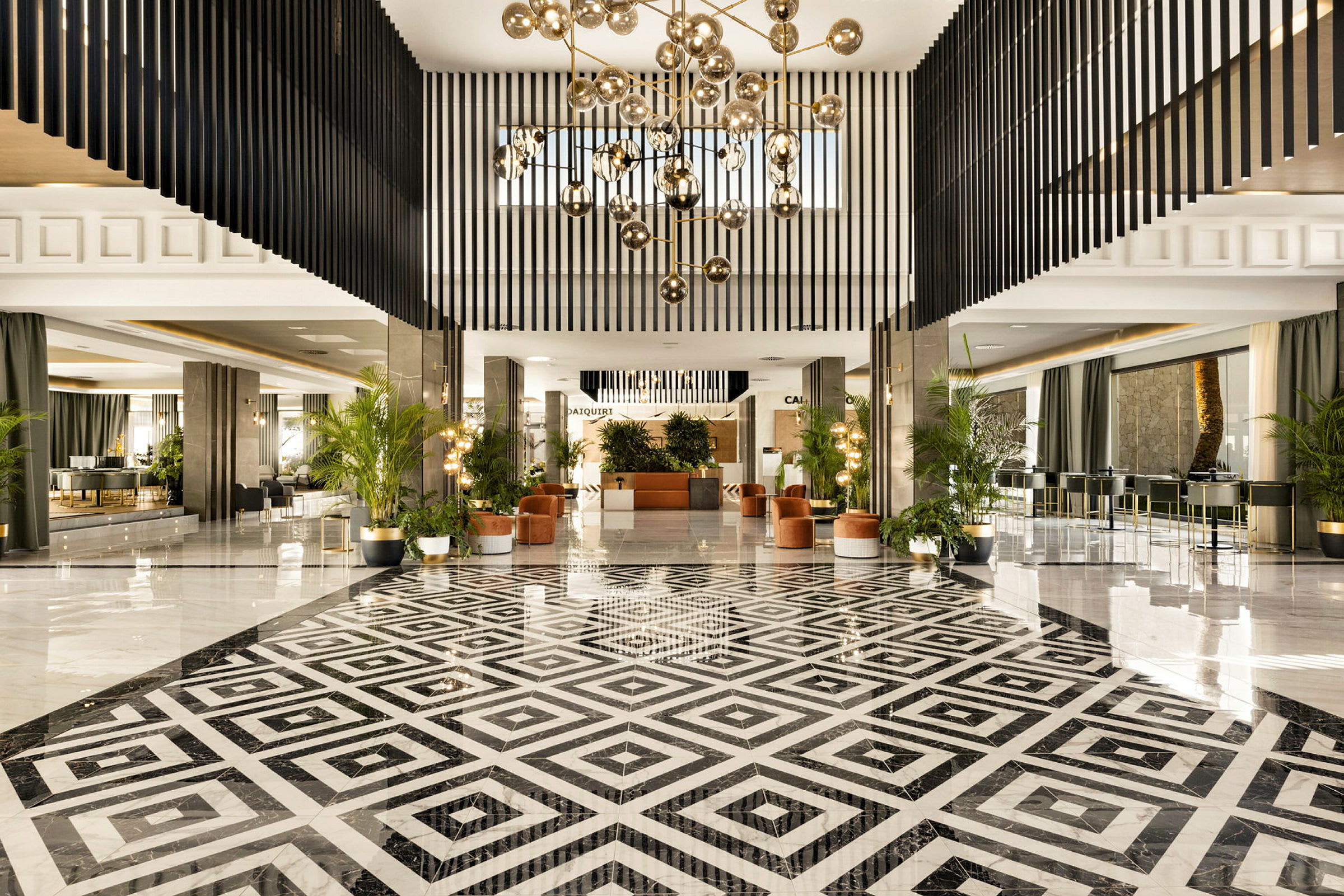 Hotellobby med eleganta möbler, geometrisk mönstrat golv och moderna belysningsdetaljer. (AI-genererad text)