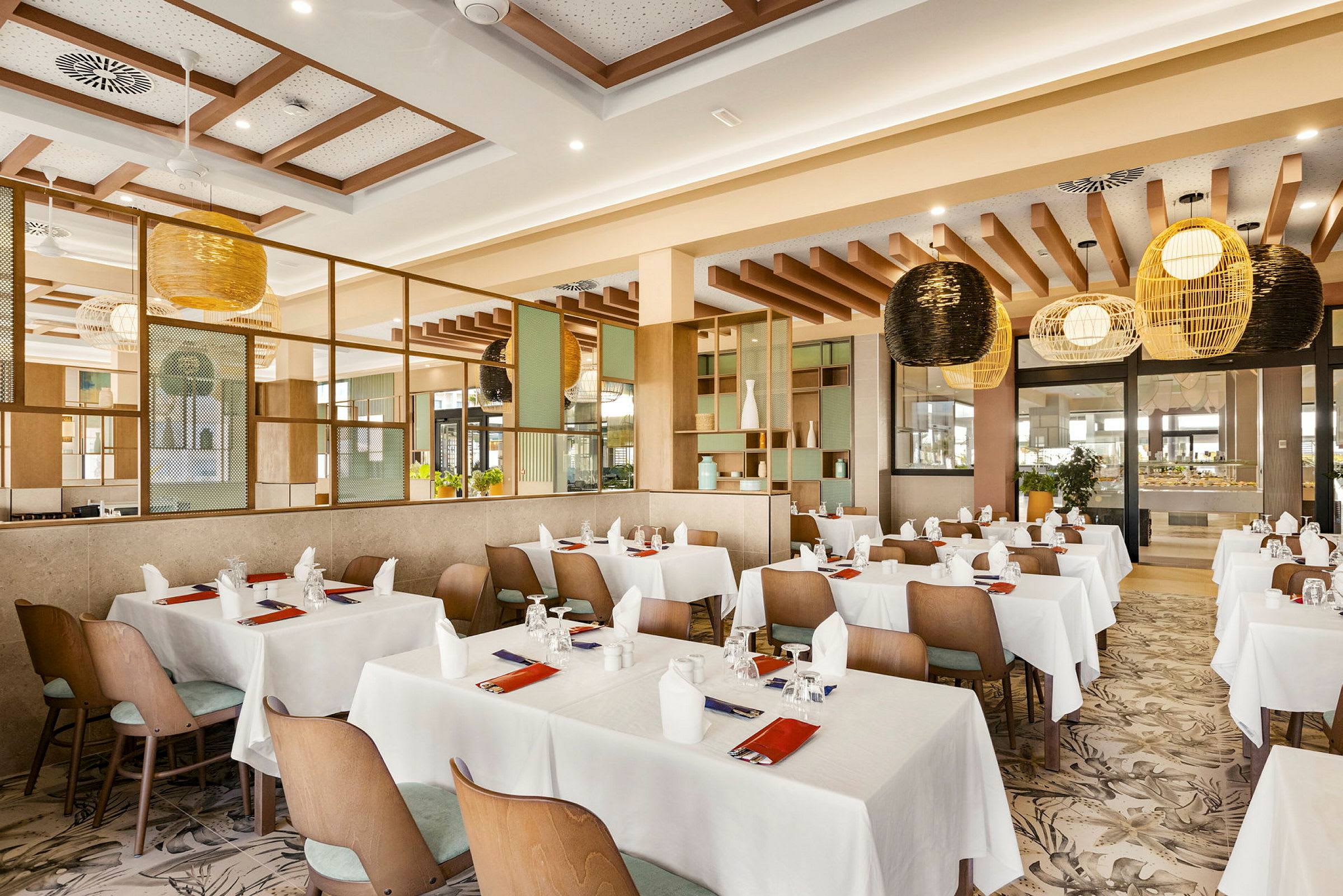 En modern restaurang med dukade bord, vita dukar och stolar samt dekorativa lampor i taket. (AI-genererad text)