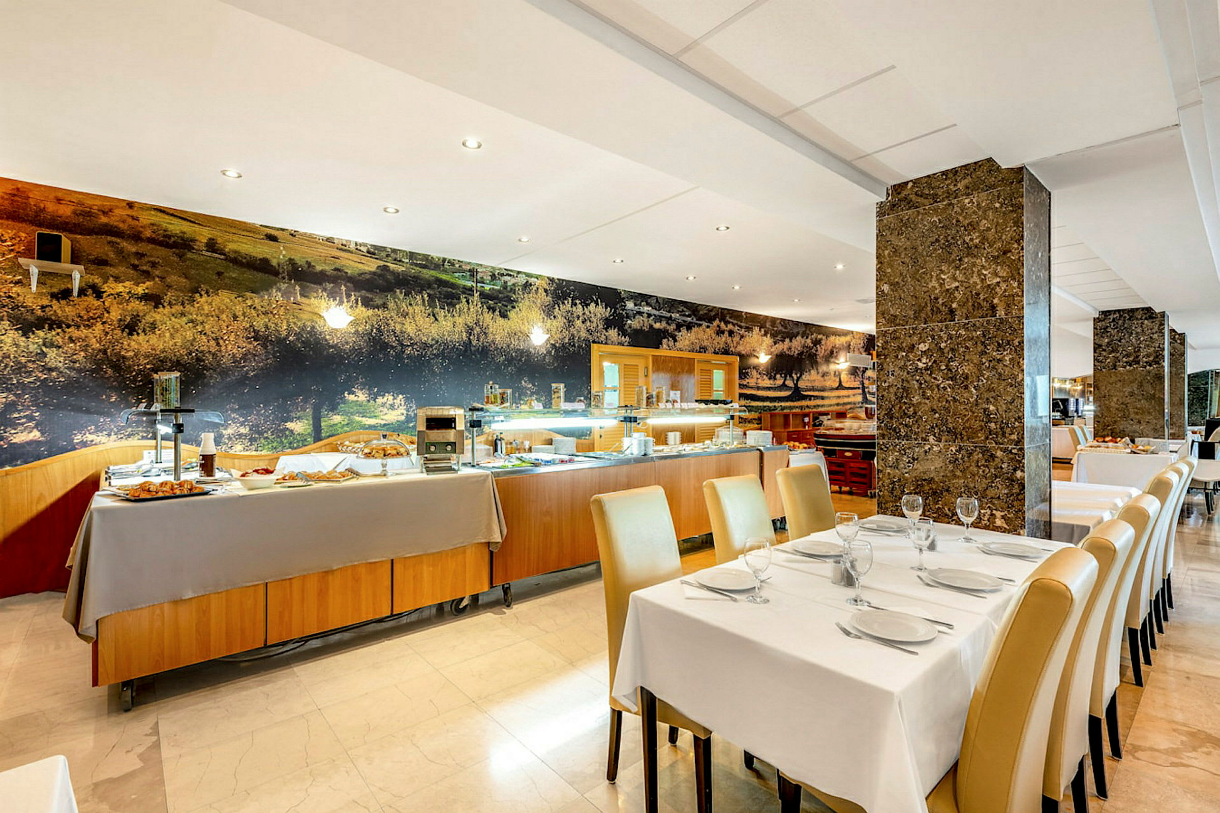 En restaurang interiör med dukade bord och en buffé uppställd i bakgrunden. (AI-genererad text)