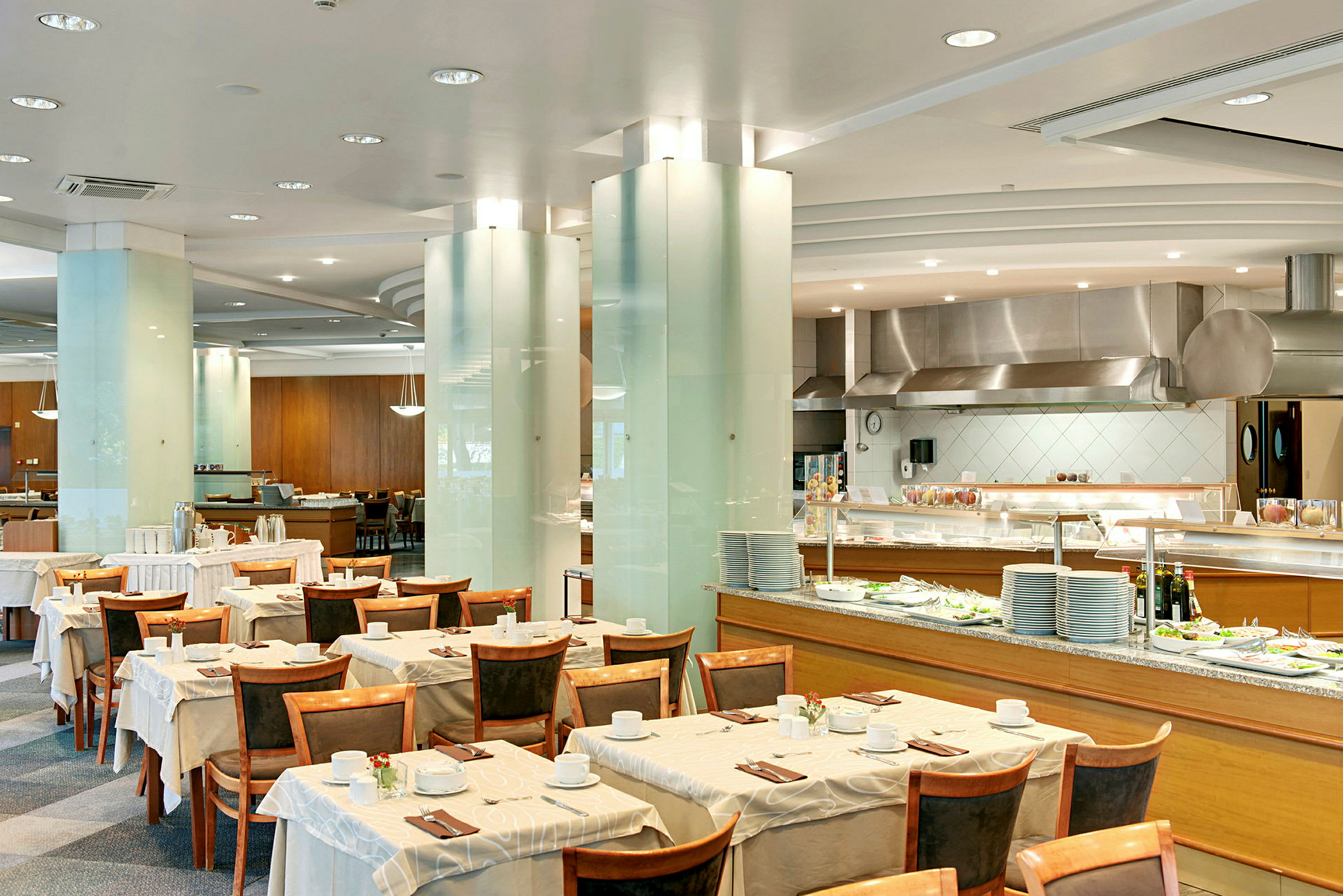 Restaurang med dukade bord och bufféområde. (AI-genererad text)