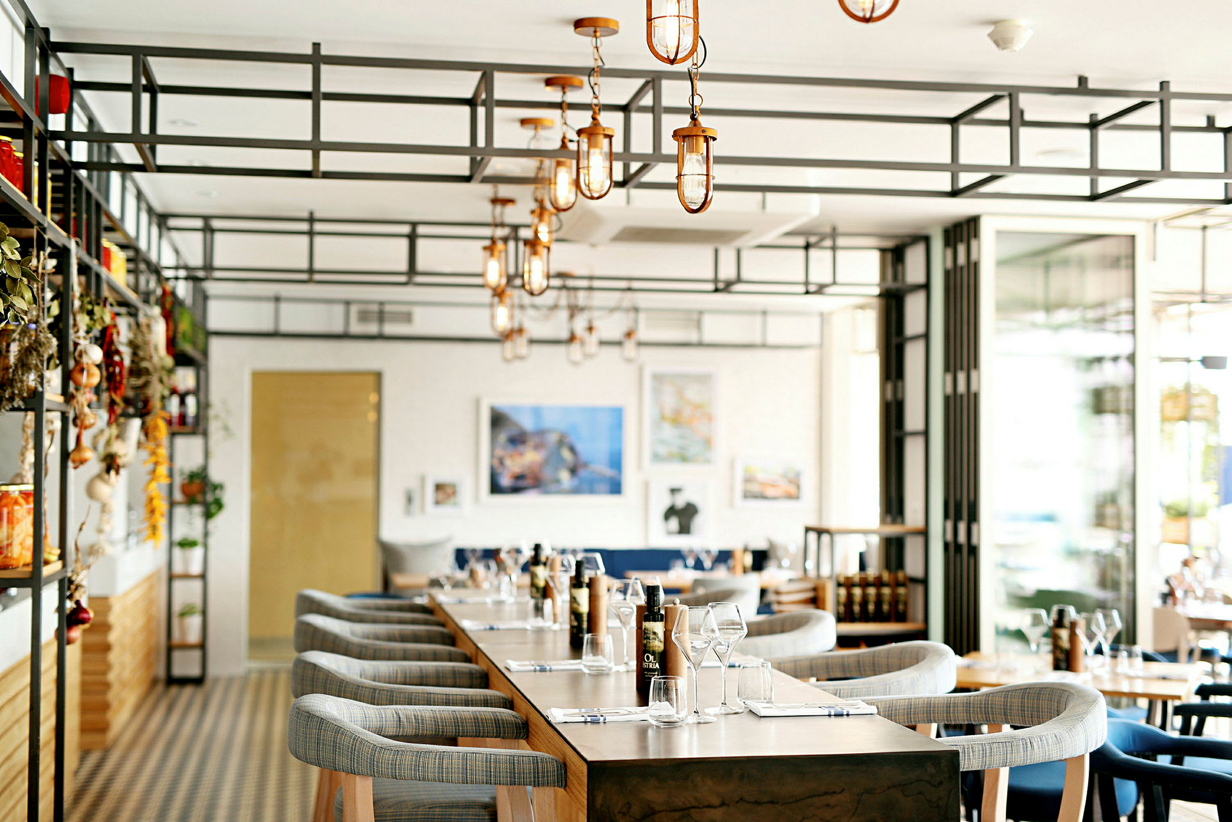 Modern restaurangmiljö med bord dukade för måltid. (AI-genererad text)