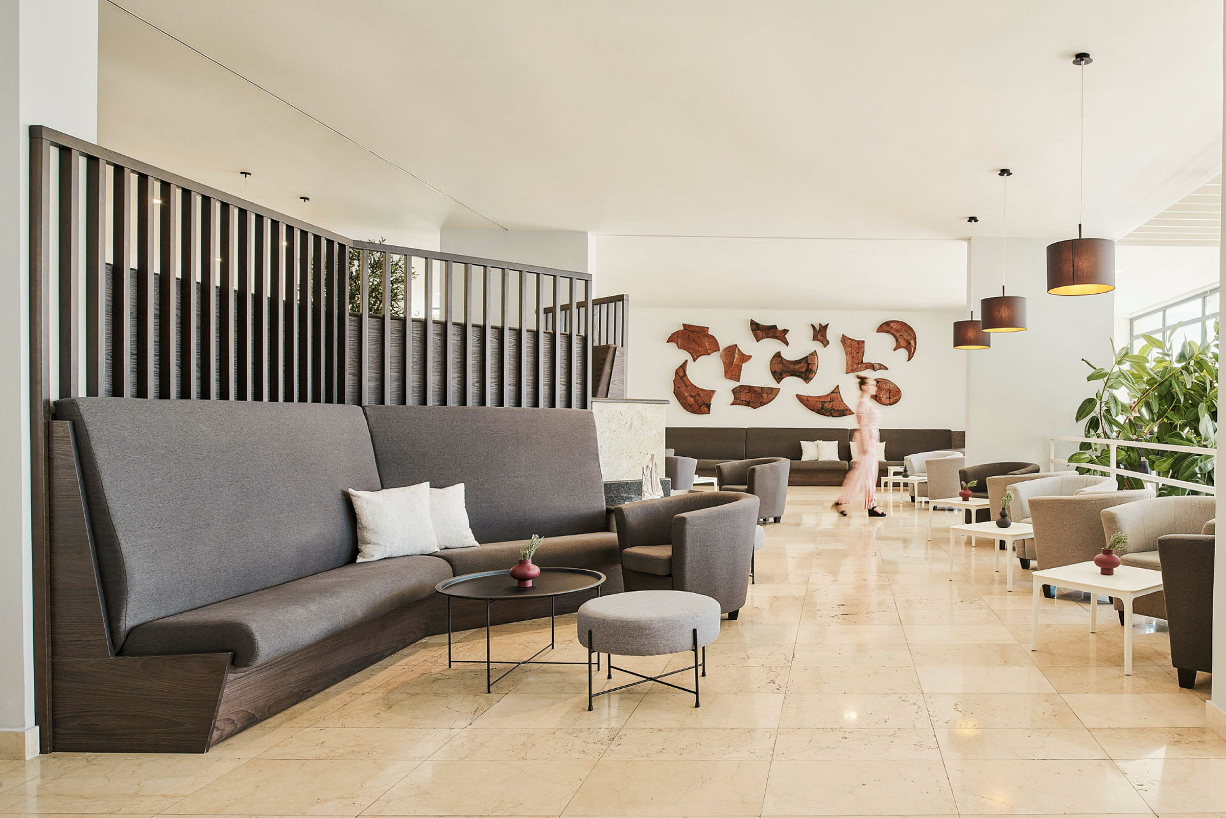 Hotellobby med moderna sittmöbler och dekorativa konstverk på väggen. (AI-genererad text)