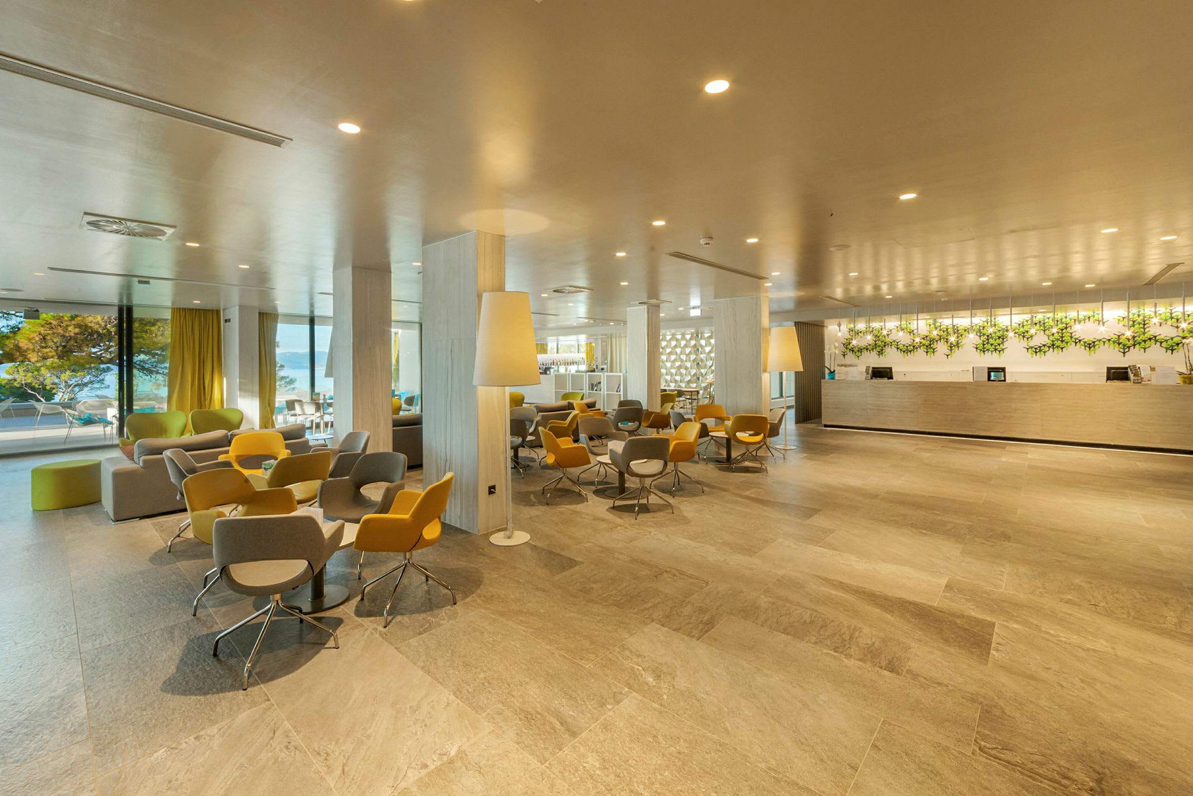 Hotellets lobby med reception och sittgrupper i modern inredning. (AI-genererad text)