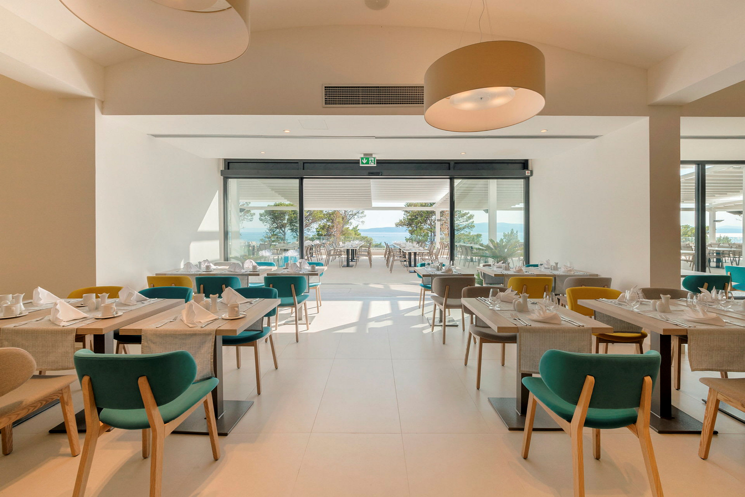 En modern restaurang med stora fönster och havsutsikt. (AI-genererad text)